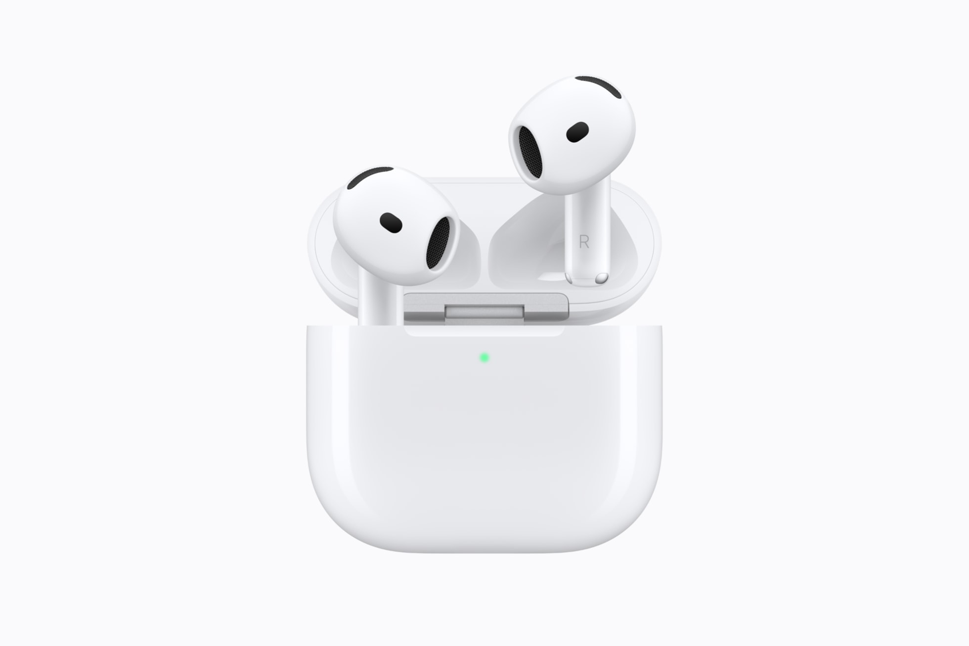 Açık şarj kutusunun üzerinde duran beyaz AirPods 5 kulaklıklar