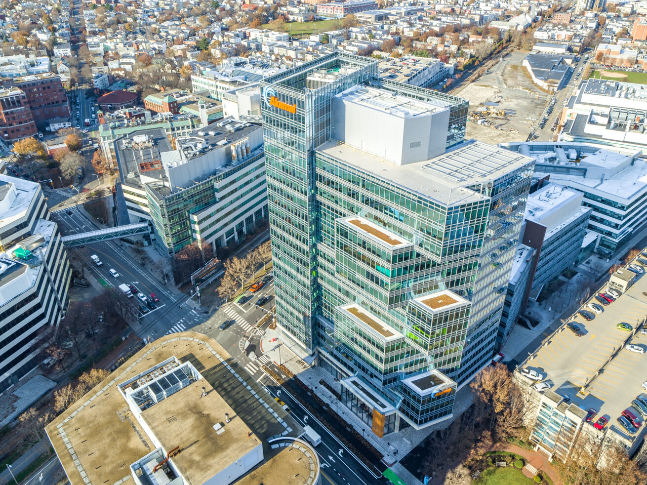 Akamai Technologies'in Cambridge, Massachusetts'teki cam cepheli genel merkez binasının havadan görünümü