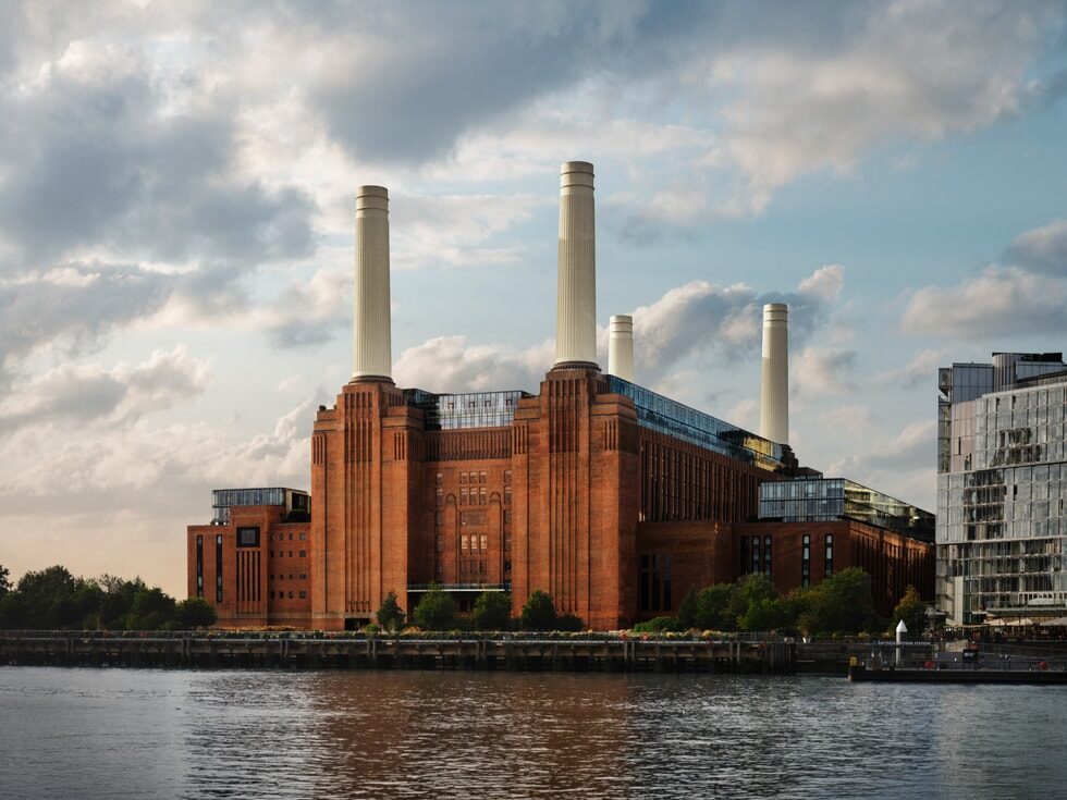 Battersea Power Station'ın Thames kıyısından görünümü