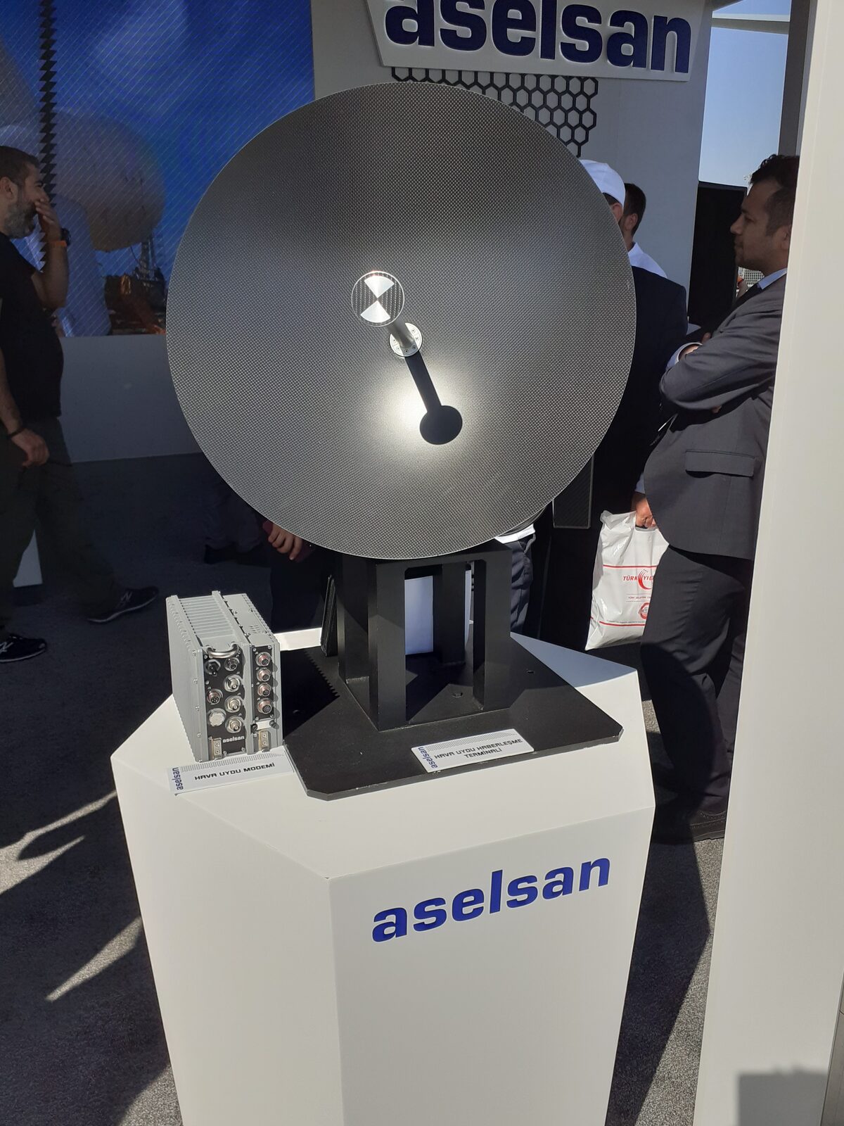 Teknofest 2019'da ASELSAN standında sergilenen hava uydu haberleşme terminali ve uydu modemi
