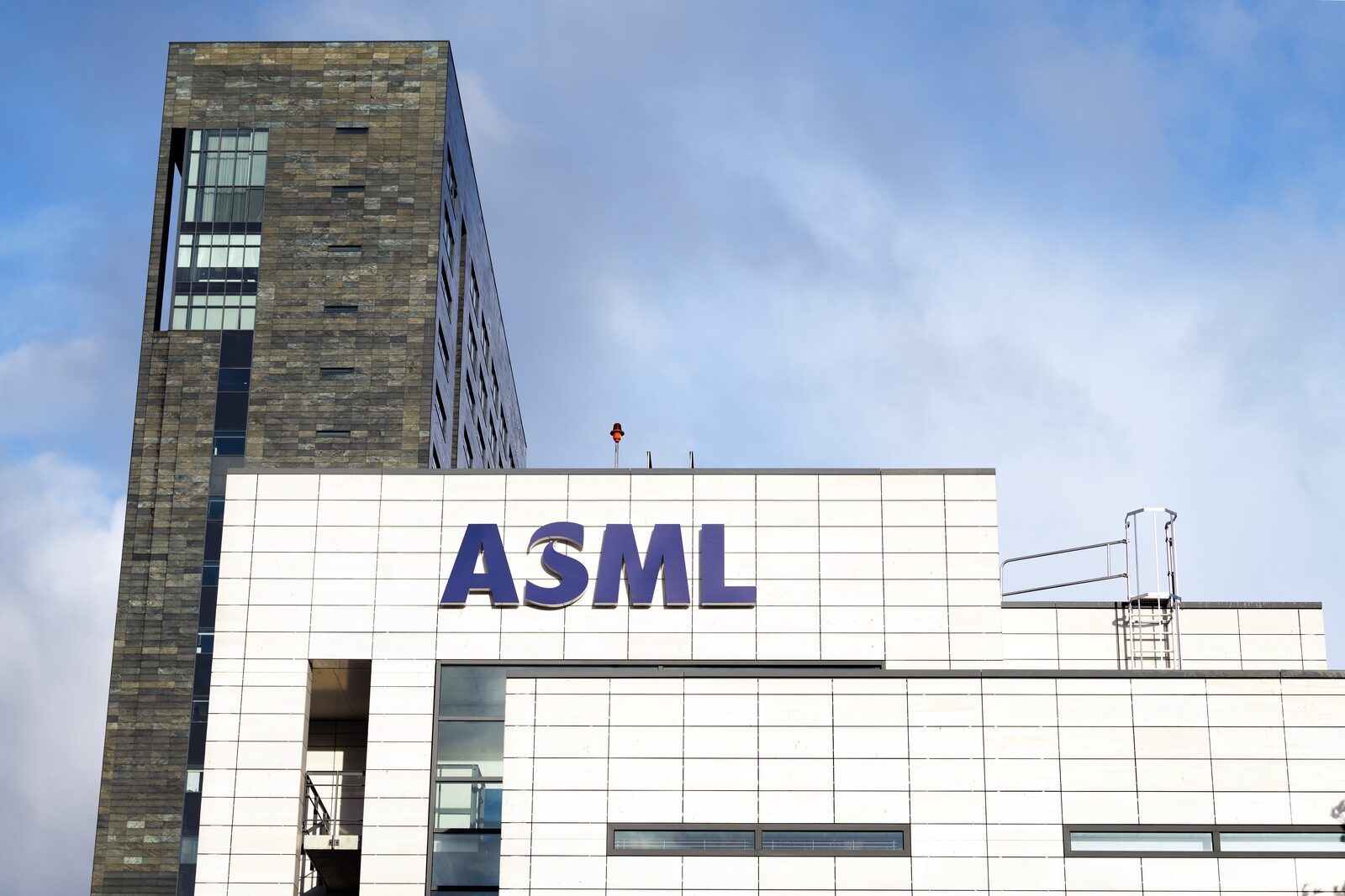 Kantoorgebouw van ASML in Veldhoven met het blauwe ASML-logo op de gevel