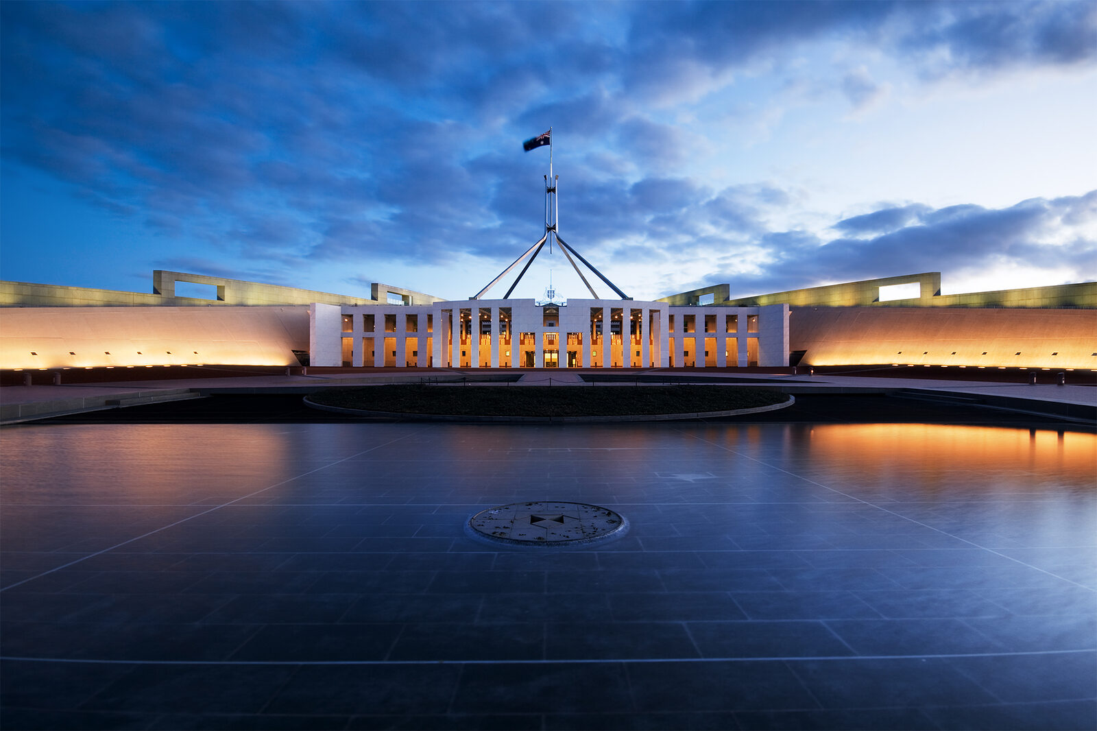 Das Parlamentsgebäude in Canberra in der Abenddämmerung (Foto: JJ Harrison, CC BY-SA 3.0)