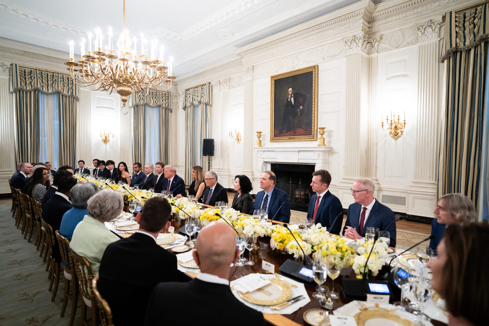 Beyaz Saray Devlet Yemek Salonu'nda uzun masa etrafında oturan teknoloji şirketi yöneticileri ve Donald Trump (Eylül 2025, arşiv)