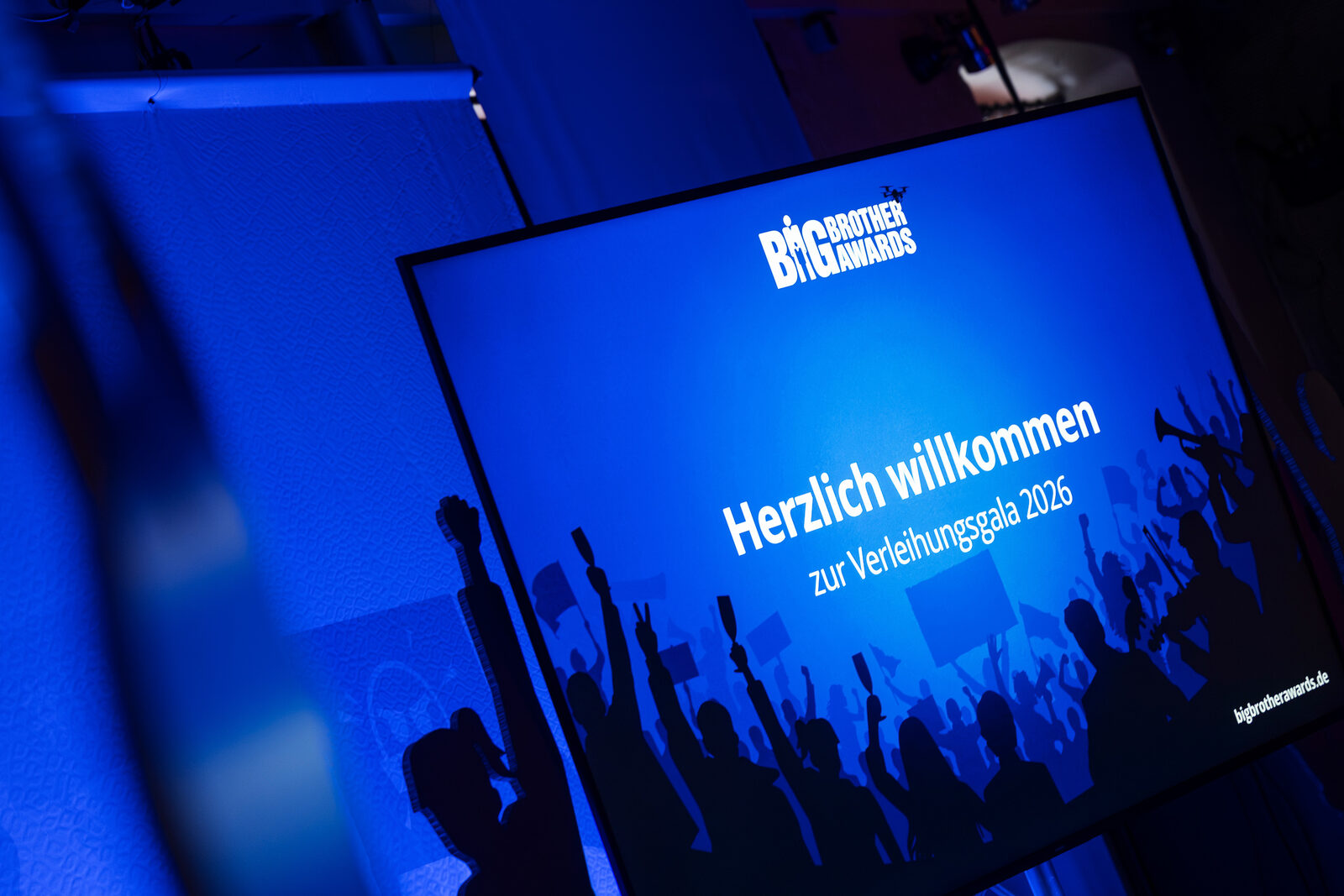 Begrüßungsbildschirm der Verleihungsgala der Big Brother Awards 2026 in der Hechelei Bielefeld