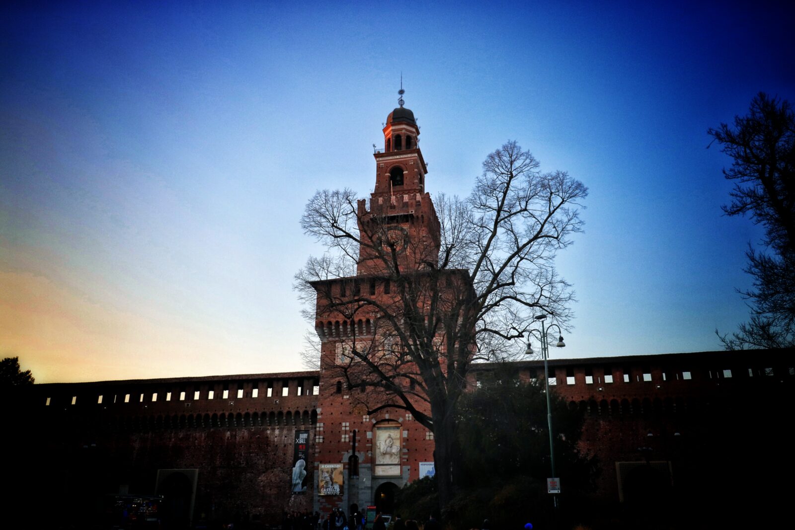 La Torre del Filarete del Castello Sforzesco di Milano al tramonto