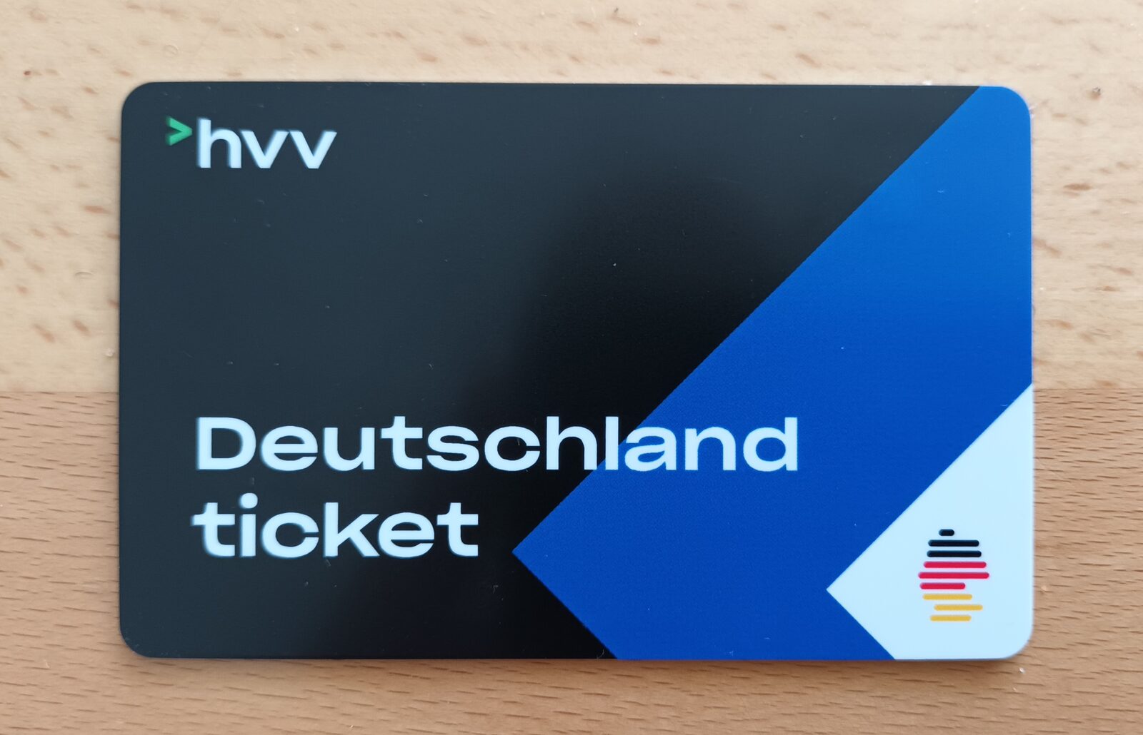 Deutschlandticket des HVV als Chipkarte, Vorderseite mit rotem D-Ticket-Logo