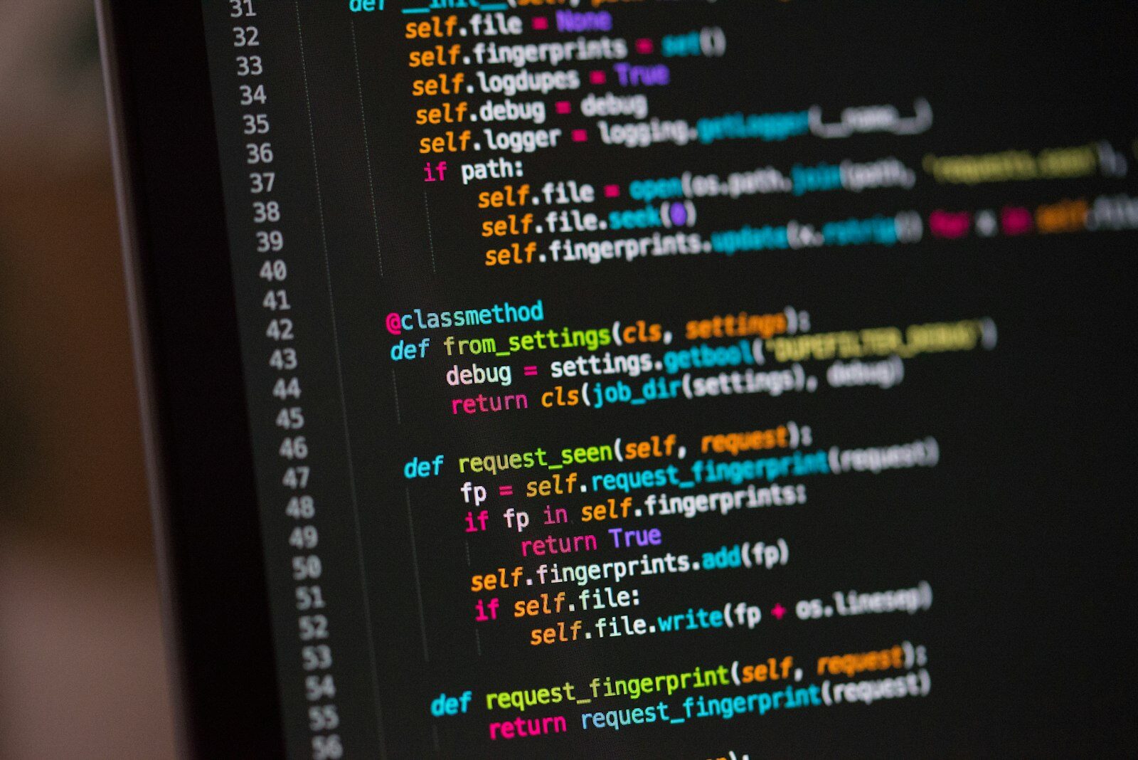 Nahaufnahme eines Monitors mit farbig hervorgehobenem Programmcode