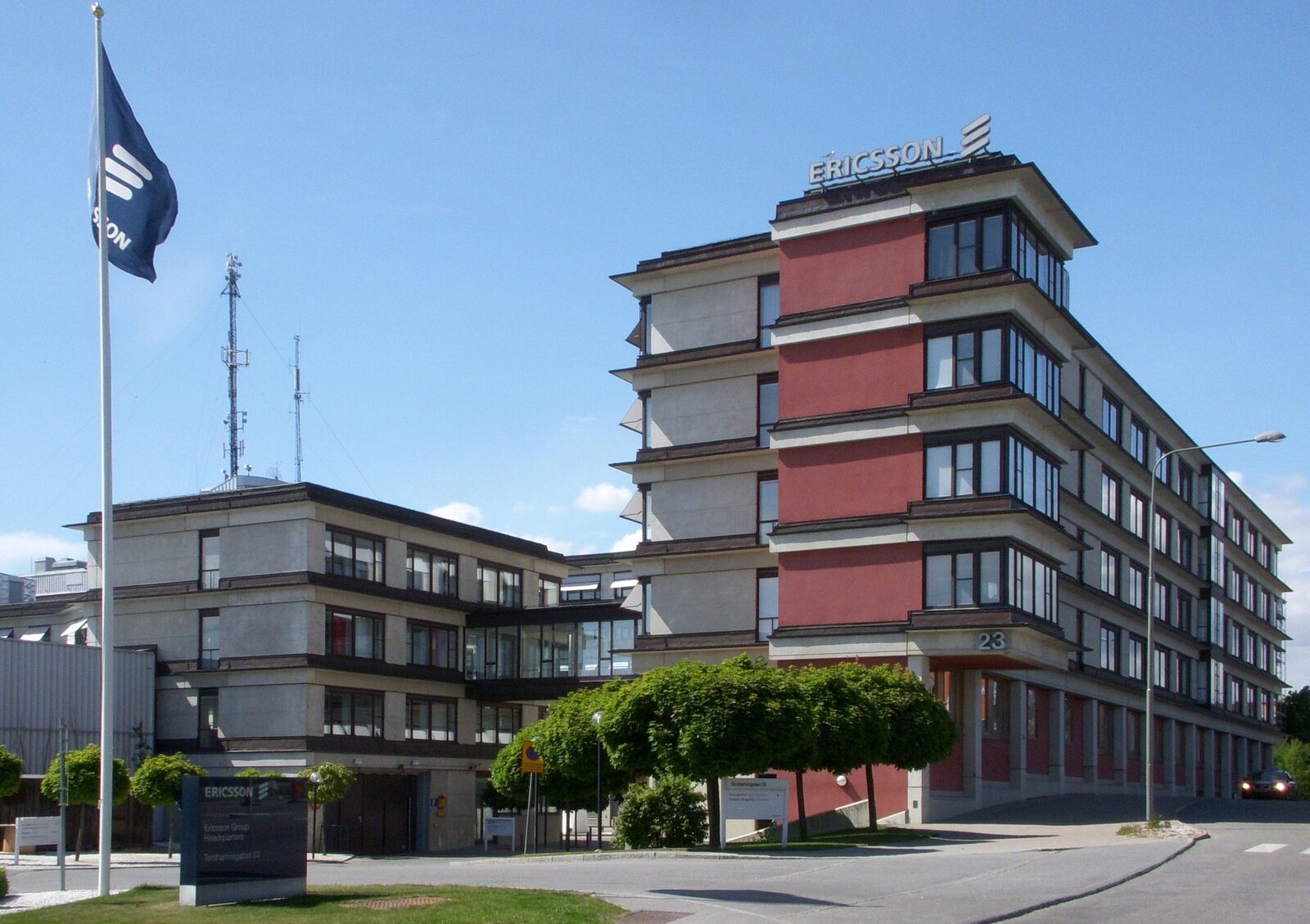 La sede del gruppo Ericsson a Kista, vicino a Stoccolma, con bandiera e logo sul tetto