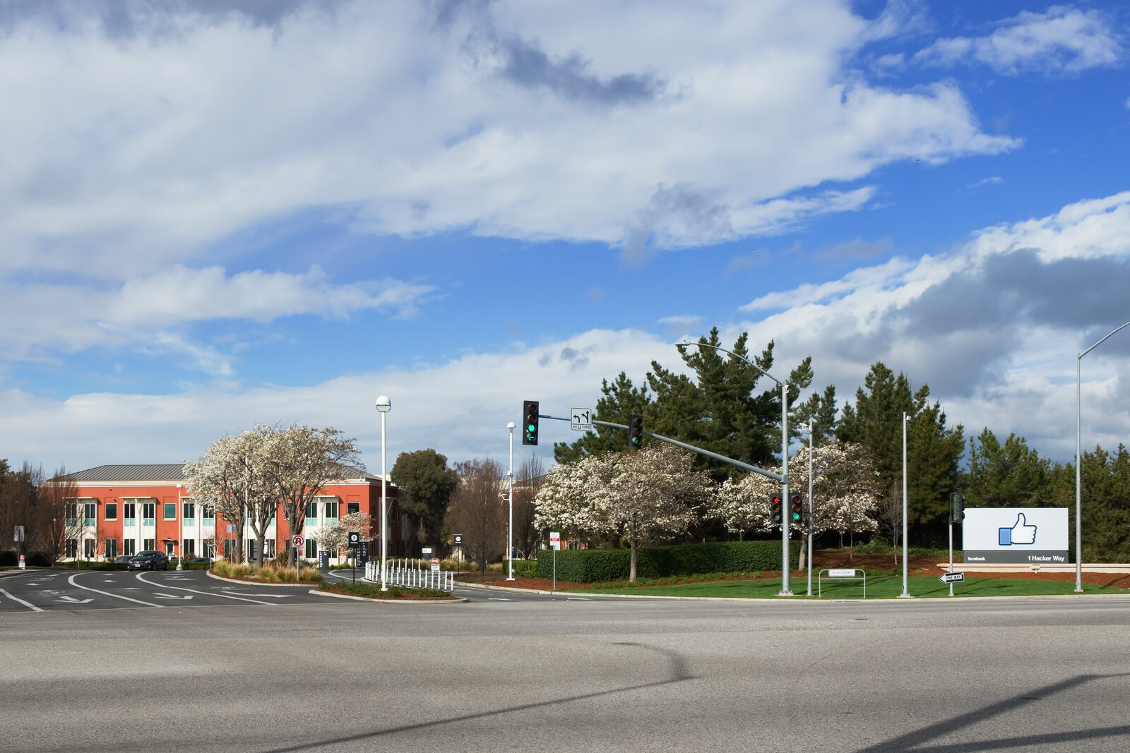 Ingresso del campus di Facebook al numero 1 di Hacker Way a Menlo Park, in California, con il cartello del pollice alzato