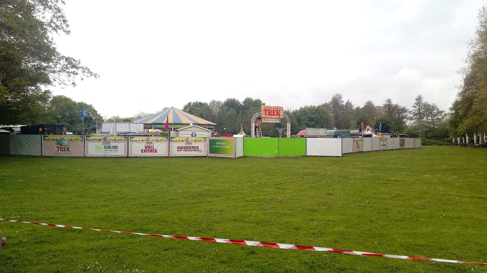 Hekwerk met 24Kitchen- en Trek-banners bij een foodfestival in de Blijdorpse Polder in Rotterdam