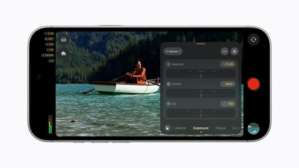 Final Cut Camera 2.4'te manuel pozlama paneli; göl üzerinde kayık çeken iPhone 18 Pro ekranında diyafram ƒ3.00, enstantane 180° ve ISO 100 kaydırıcıları