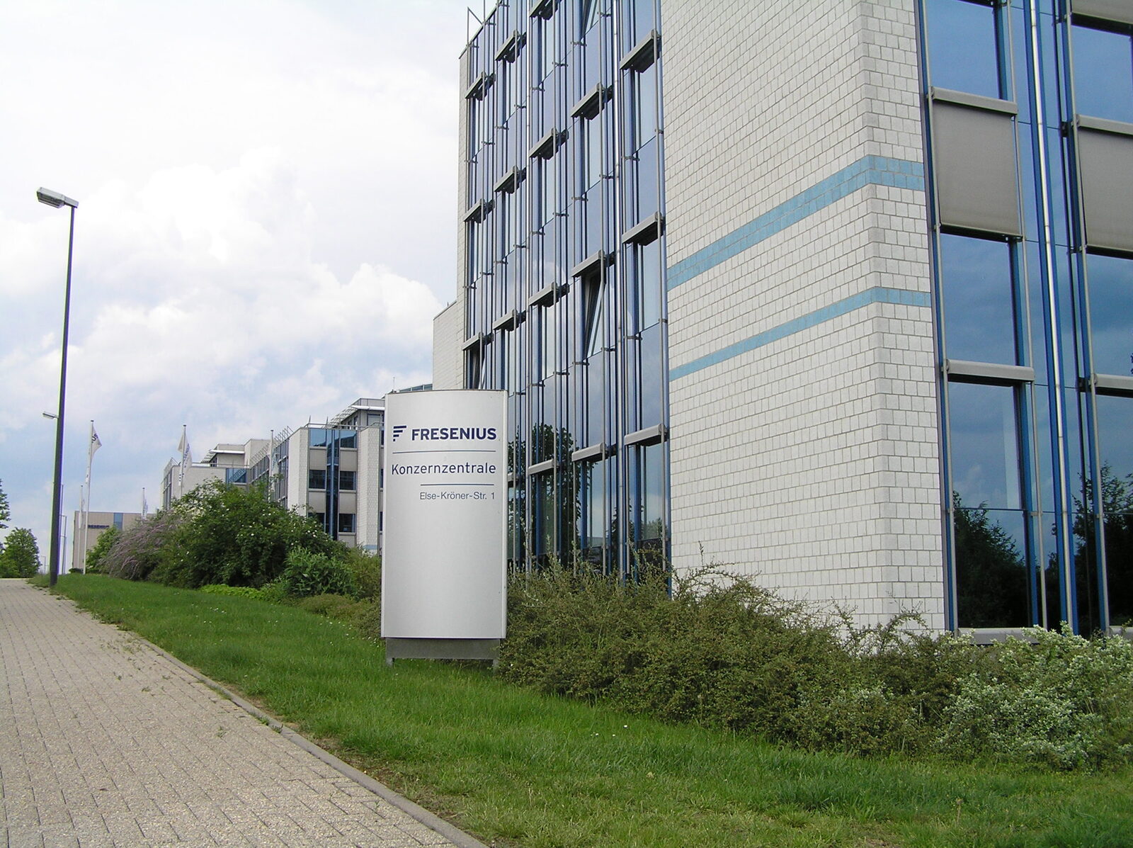 Bürogebäude mit Fresenius-Schild „Konzernzentrale“ in Bad Homburg vor der Höhe
