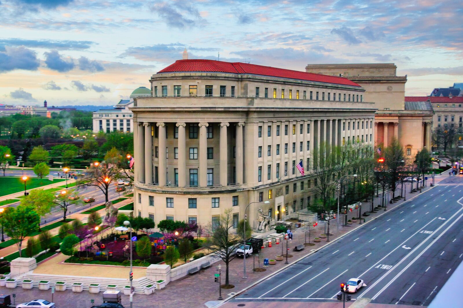 L'Apex Building di Washington, sede della Federal Trade Commission, al tramonto