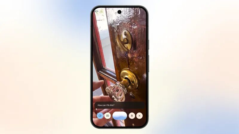 Bir Android telefonun ekranında kapı kilidi görüntüsünün üzerinde açılmış Gemini sohbet kutusu