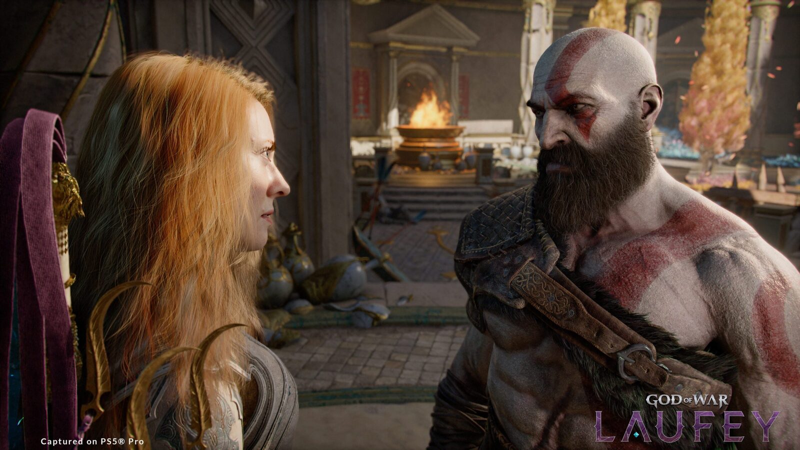 Szene aus God of War Laufey, die rothaarige Faye steht in einem Tempel Kratos gegenüber