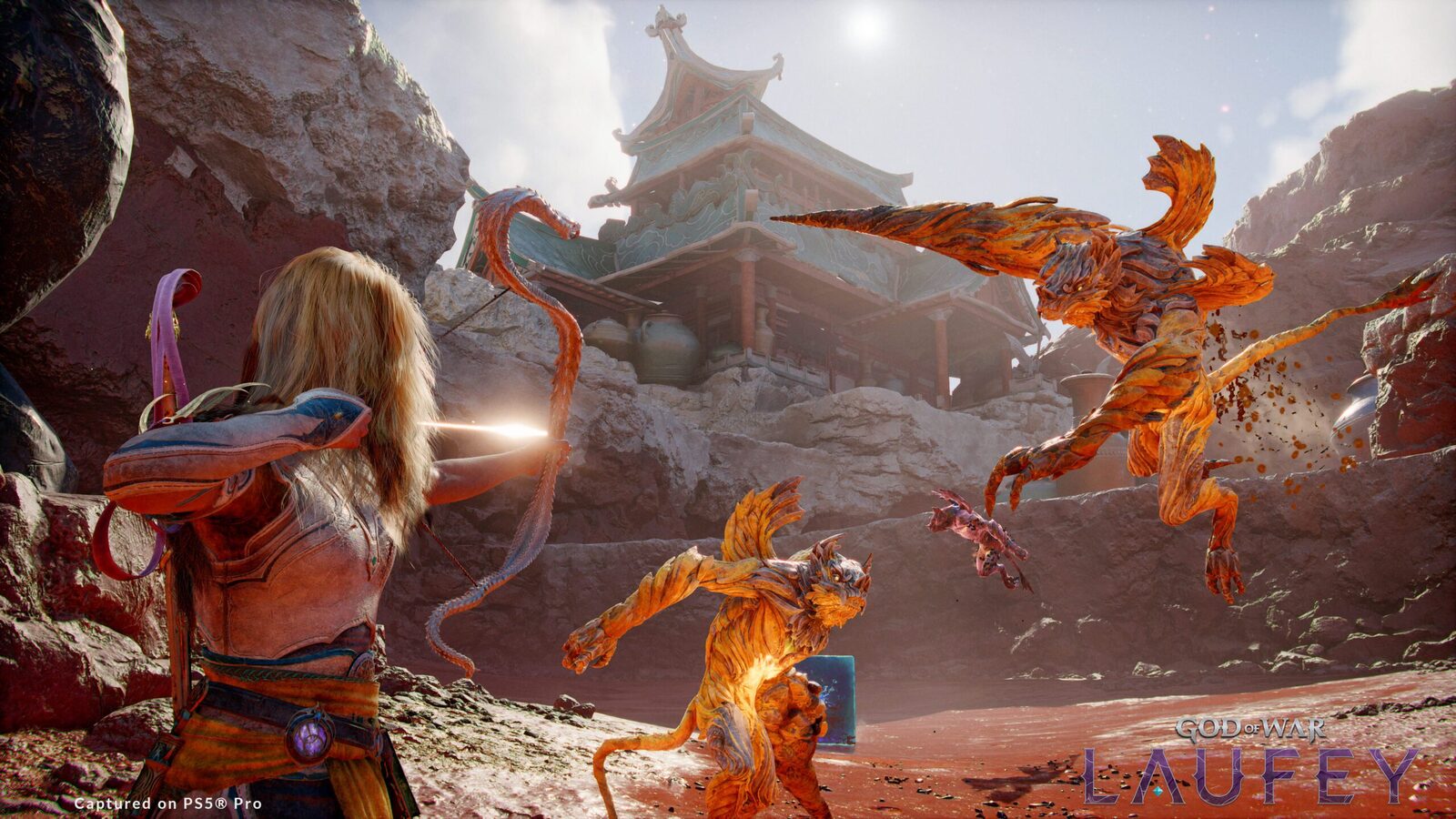 God of War Laufey'de Faye, yayıyla alev saçan düşmanlara ok atıyor