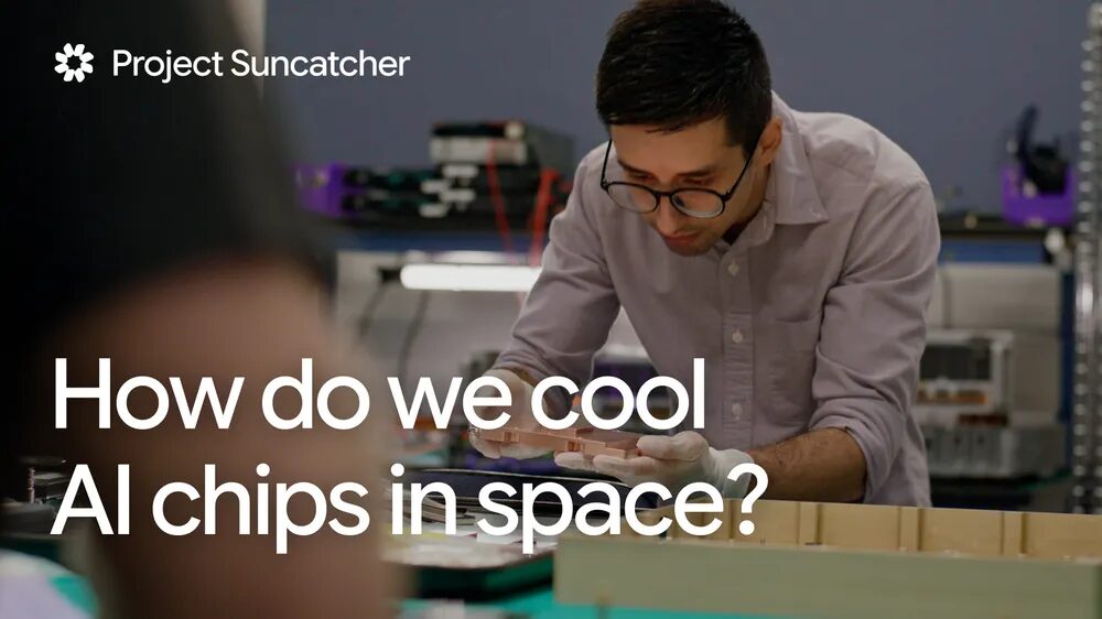Een ingenieur van Google werkt in een lab aan satellietapparatuur; op de afbeelding staat de naam Project Suncatcher