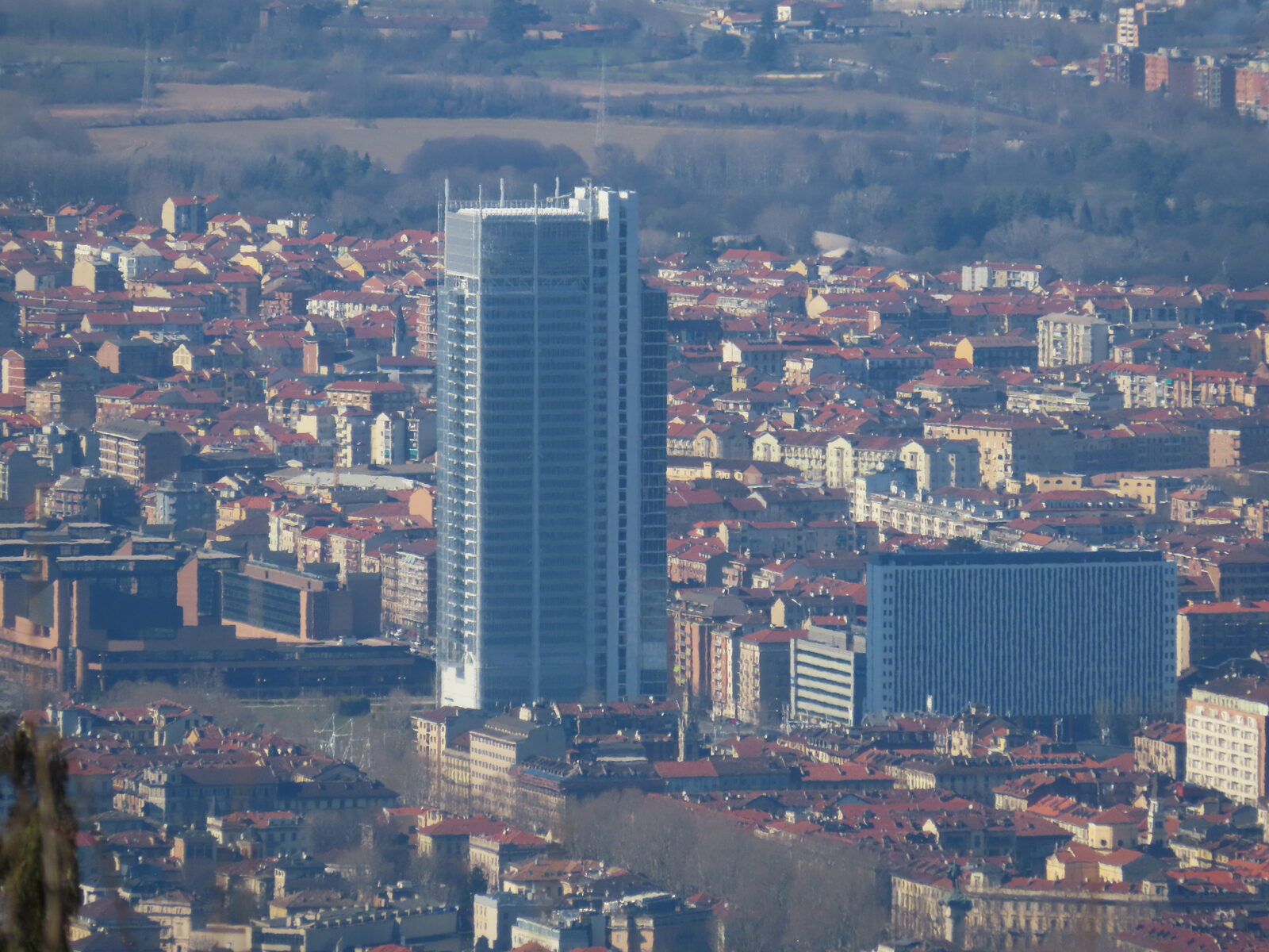 Il grattacielo Intesa Sanpaolo di Torino visto dalla collina, sede della capogruppo di Fideuram