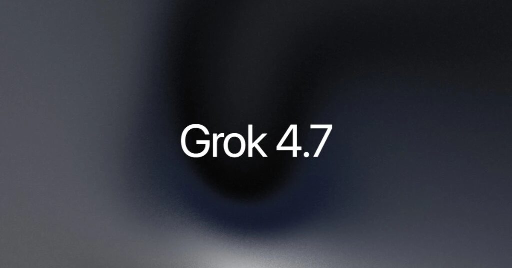 Koyu gri ve lacivert geçişli arka plan üzerinde beyaz "Grok 4.7" yazısı (resmi duyuru görseli)