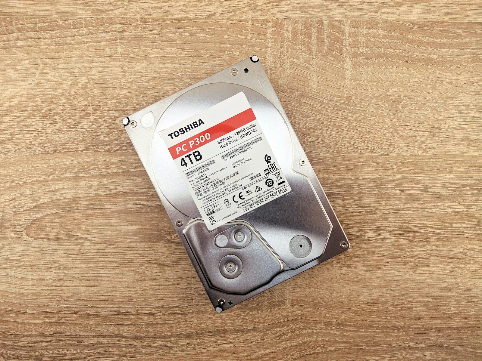 Ahşap masa üzerinde duran 3,5 inçlik bir sabit disk