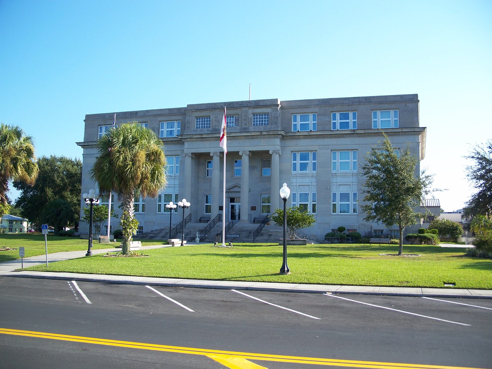 Florida'nın Sebring kentindeki Highlands County Adliyesi'nin cephesi (Fotoğraf: Ebyabe, CC BY-SA 3.0)