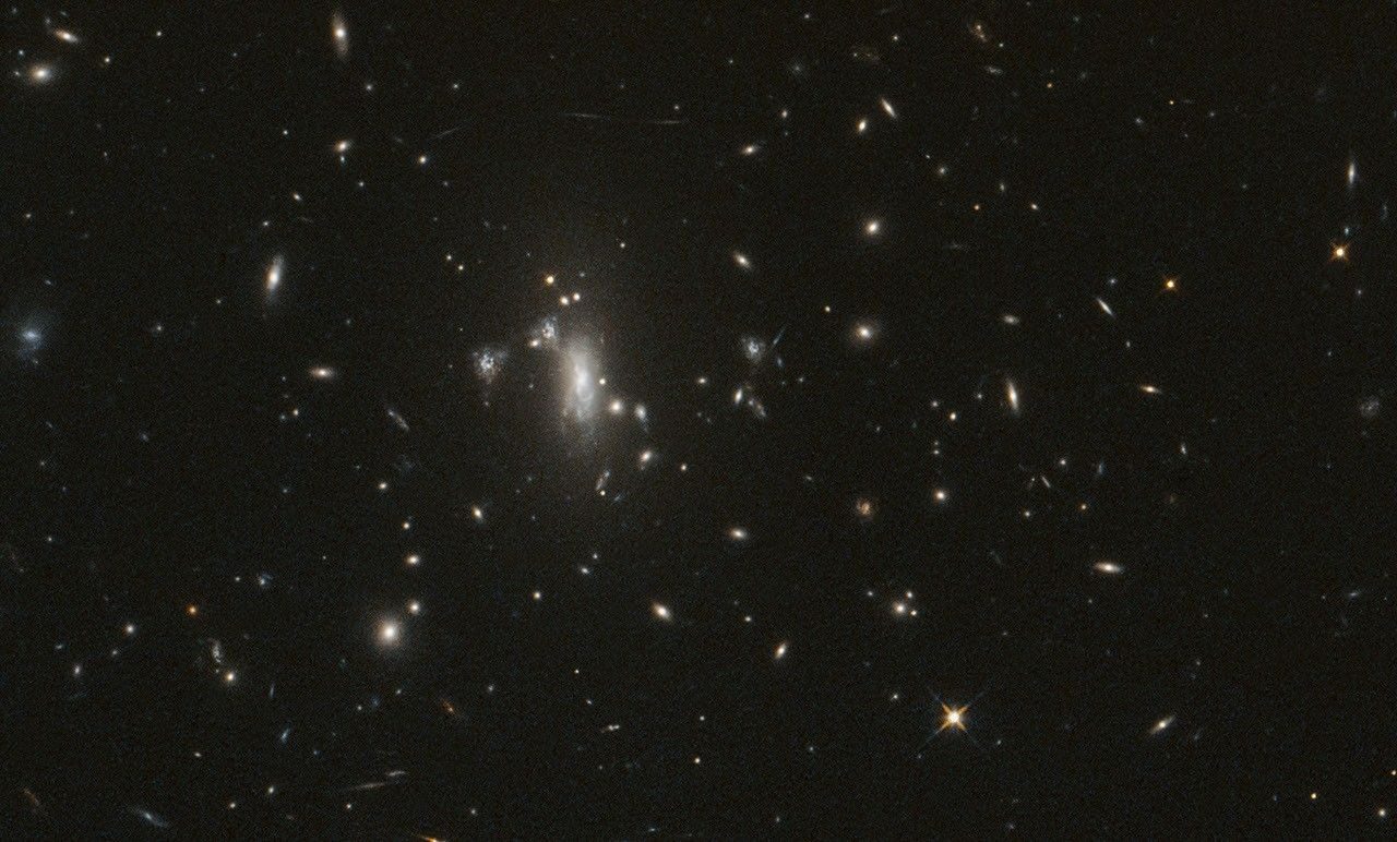 Galaxienhaufen MACS J0417, aufgenommen von Hubble bei der Suche nach der Supernova Athena