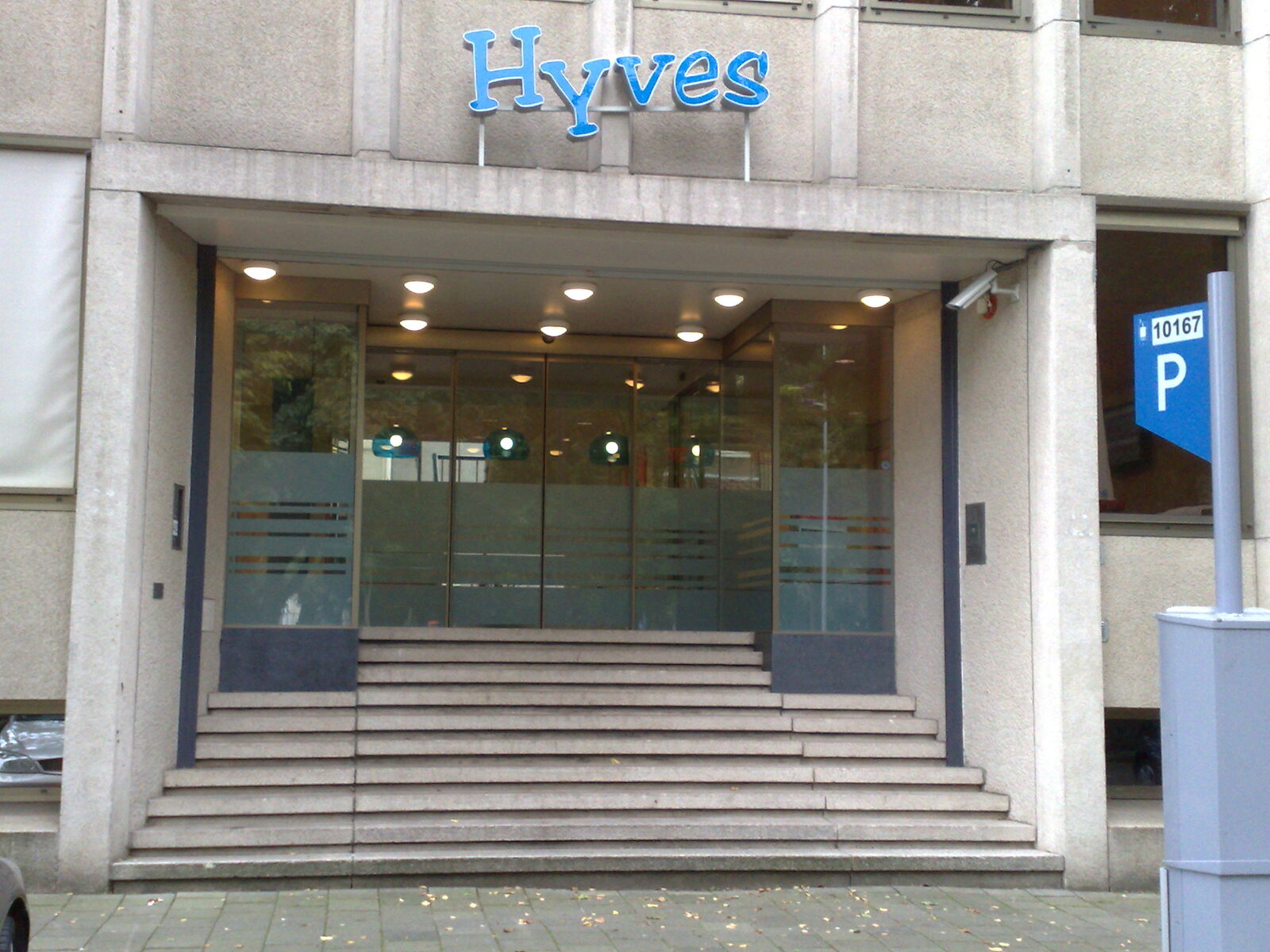 De ingang van het voormalige Hyves-kantoor met het blauwe Hyves-logo boven de deur