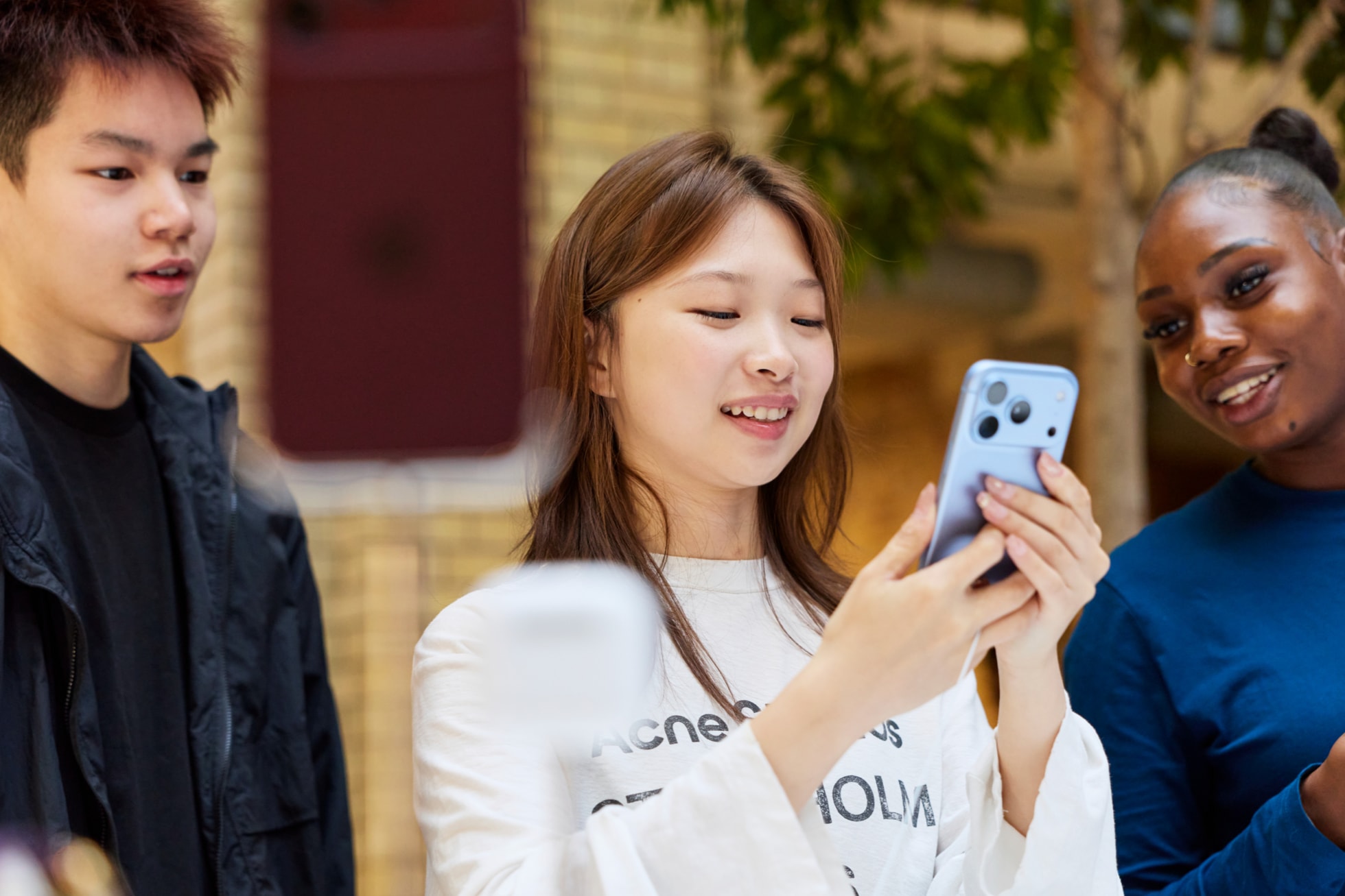 Londra'daki Apple Covent Garden mağazasında iPhone 18 Pro'yu inceleyen müşteriler