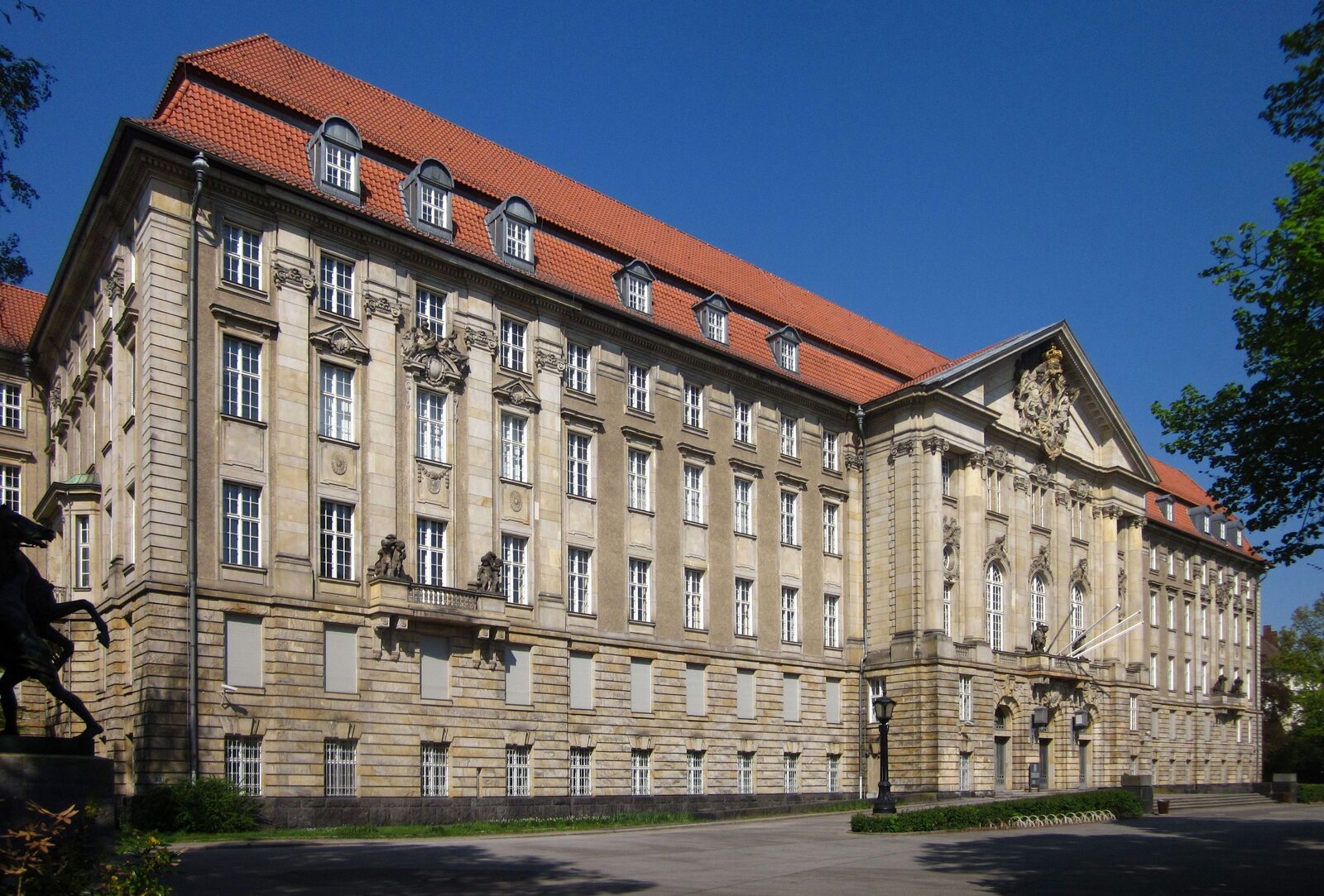 Das Gebäude des Kammergerichts Berlin im Heinrich-von-Kleist-Park in Schöneberg mit Säulenportal und Freitreppe