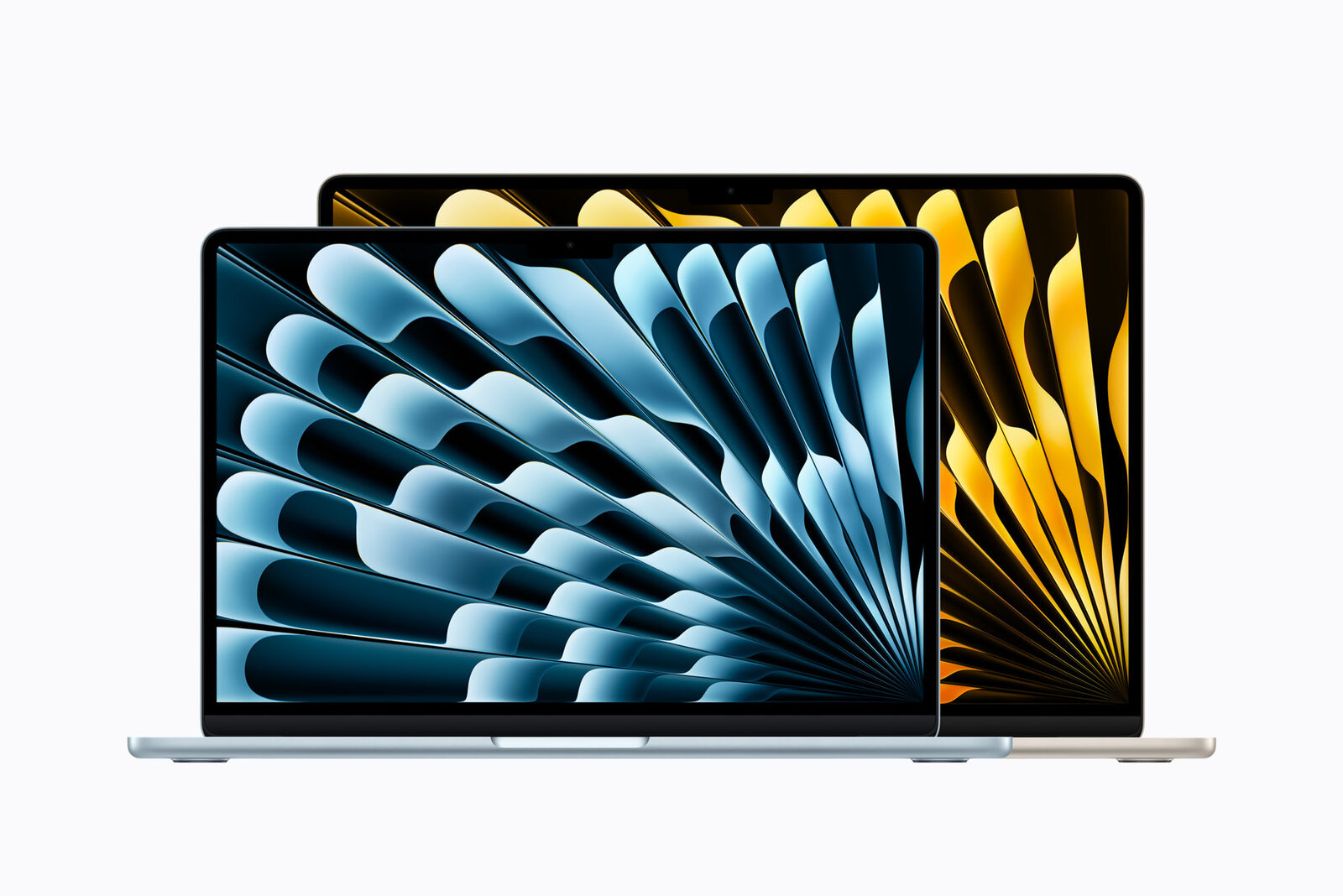 Önde gök mavisi 13 inç, arkada yıldız ışığı rengi 15 inç MacBook Air