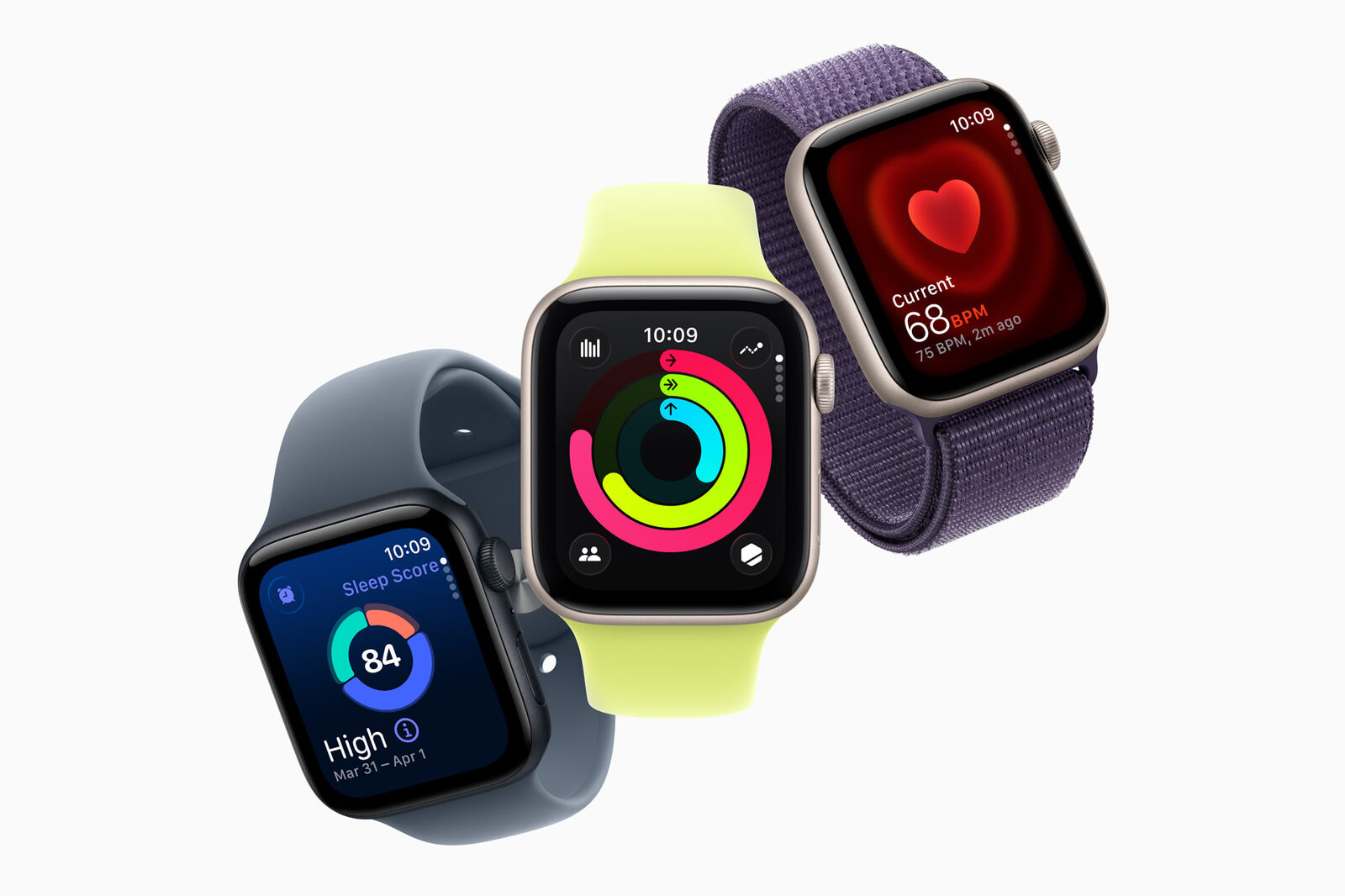 Farklı renk kayışlarla üç Apple Watch SE 3; ekranlarda uyku skoru, aktivite halkaları ve nabız