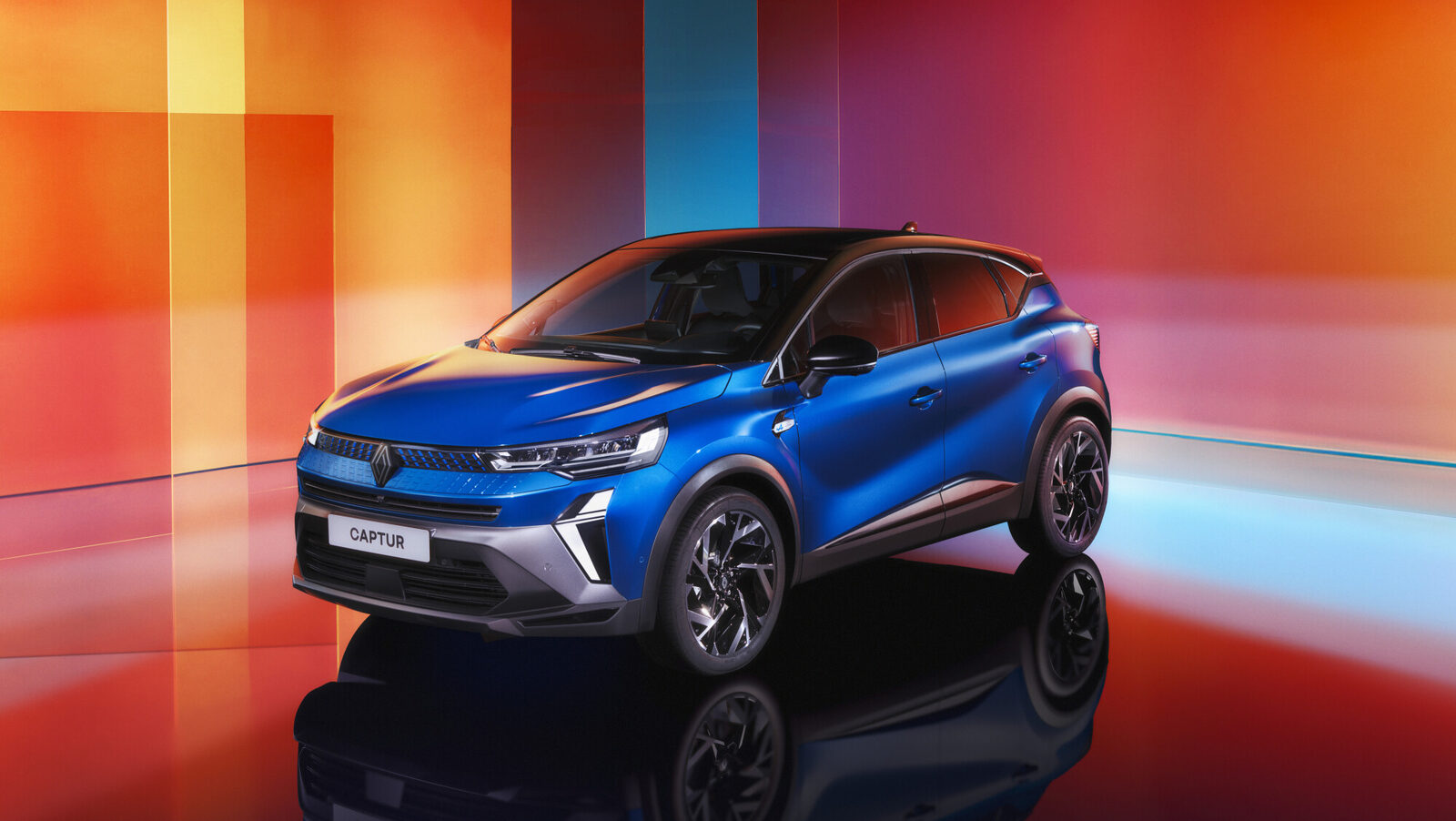 Mavi Renault Captur önden çapraz görünüm