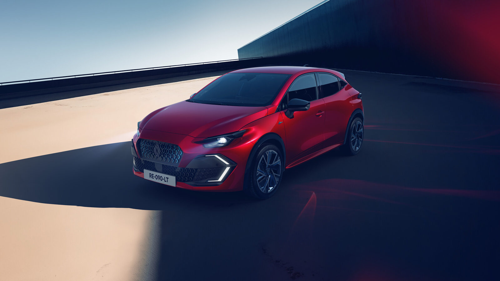 Kırmızı yeni Renault Clio önden çapraz görünüm