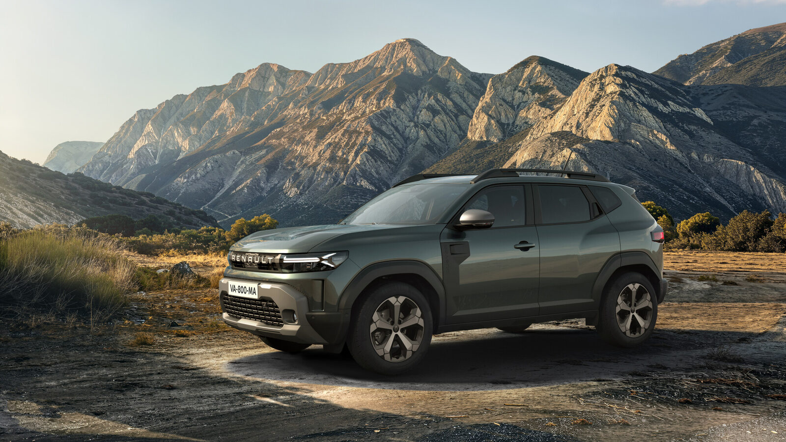 Yeşil Renault Duster dağ yolunda önden çapraz görünüm