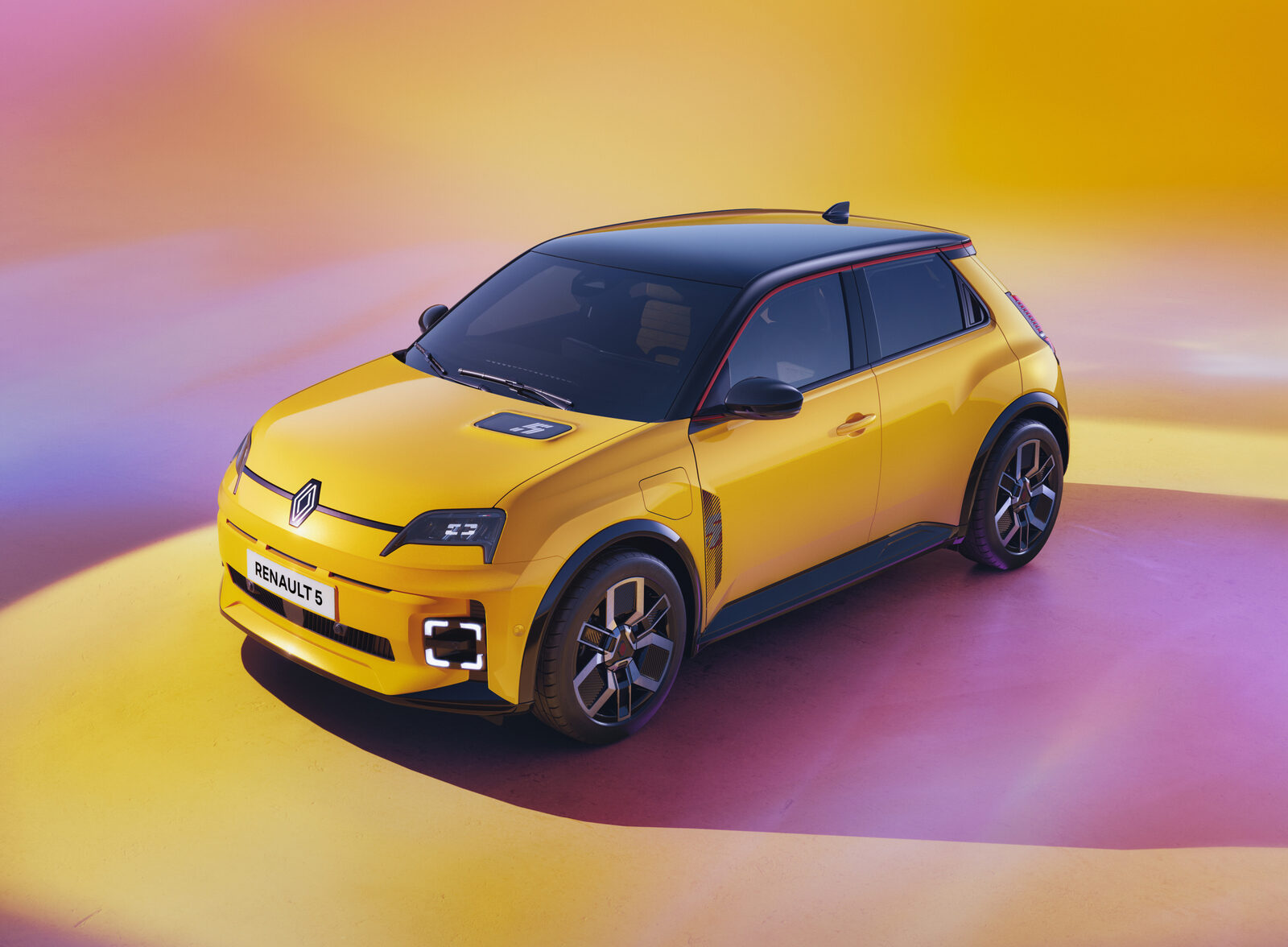 Sarı Renault 5 E-Tech elektrikli önden çapraz görünüm