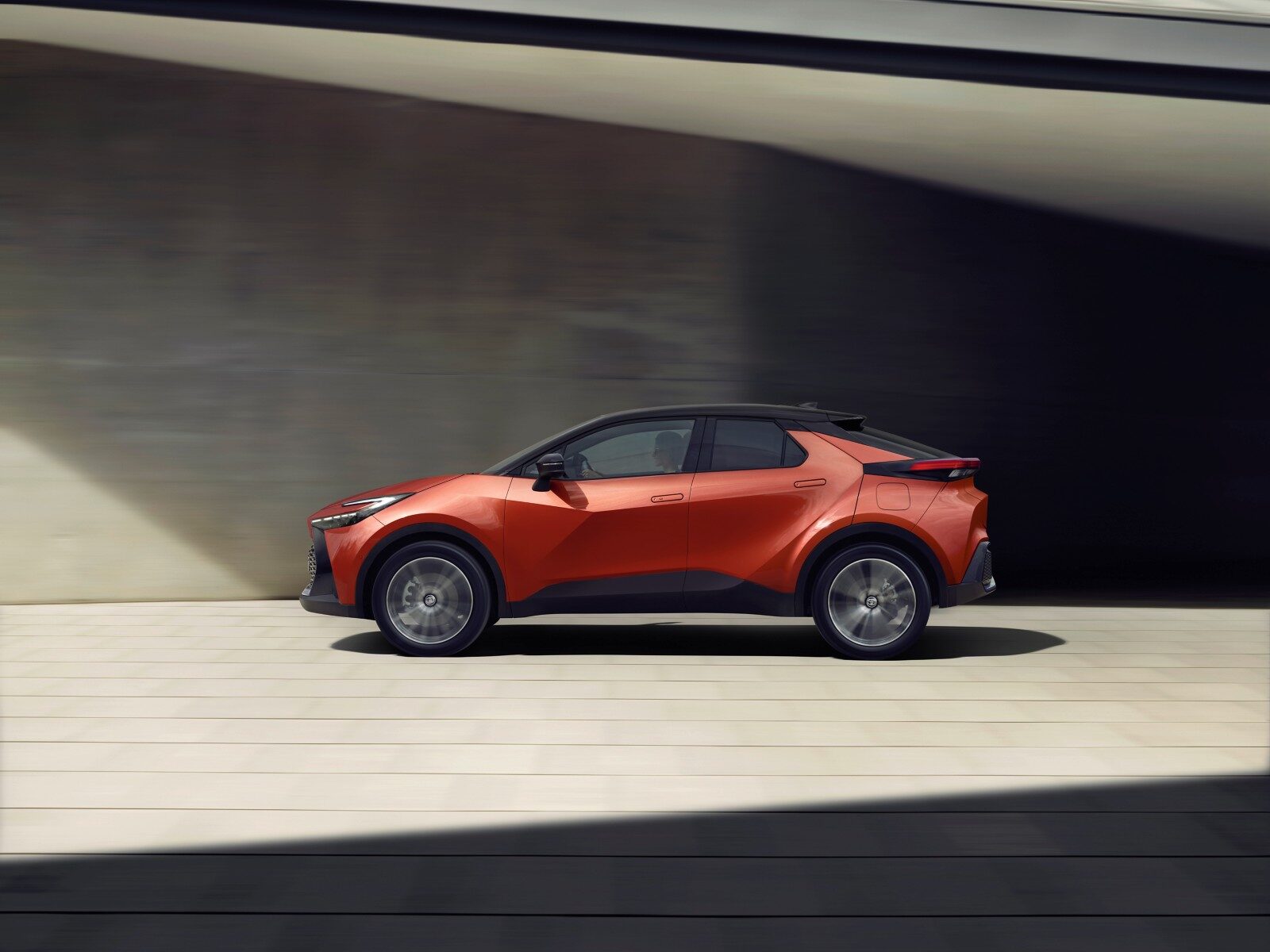 Turuncu Toyota C-HR yandan görünüm