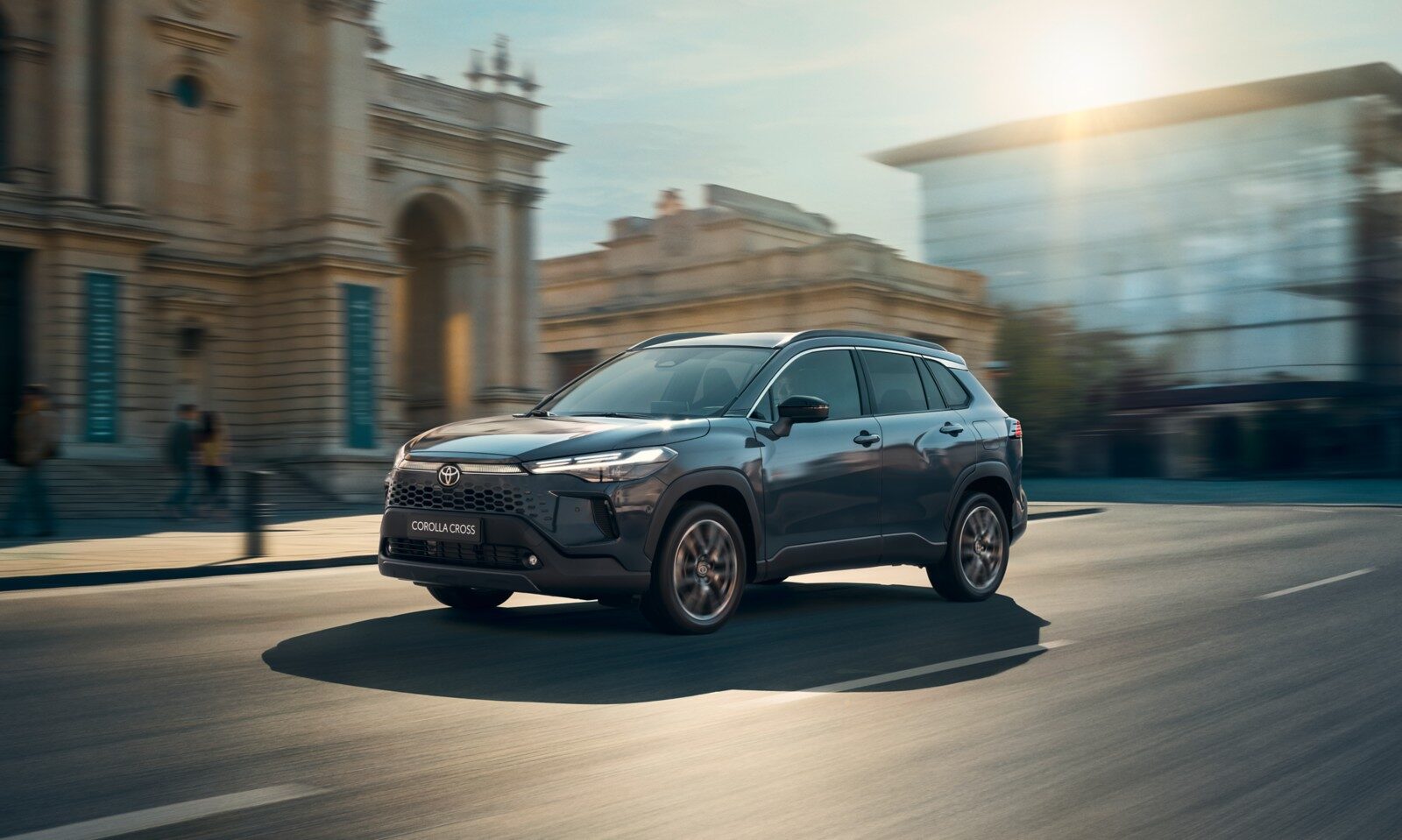 Gri Toyota Corolla Cross şehirde seyir halinde