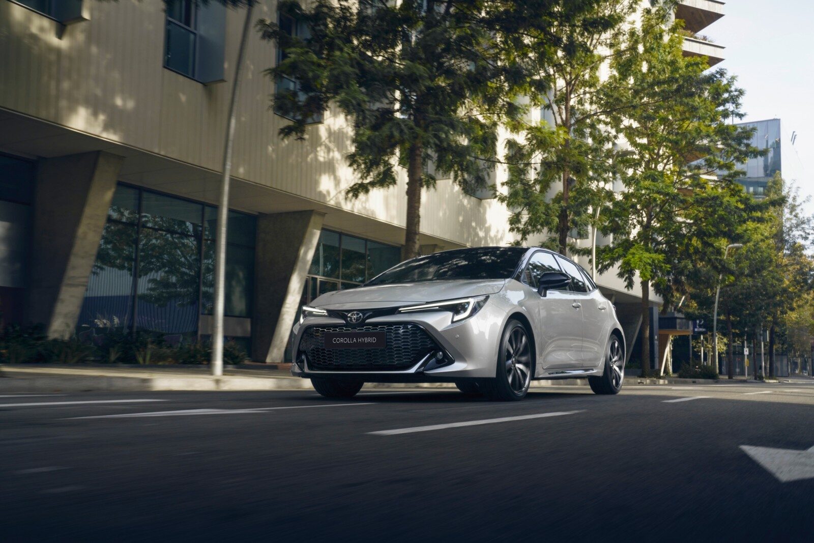 Gümüş Toyota Corolla Hatchback önden görünüm