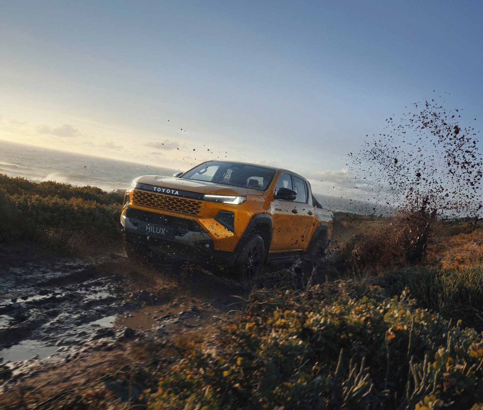 Sarı yeni Toyota Hilux arazide