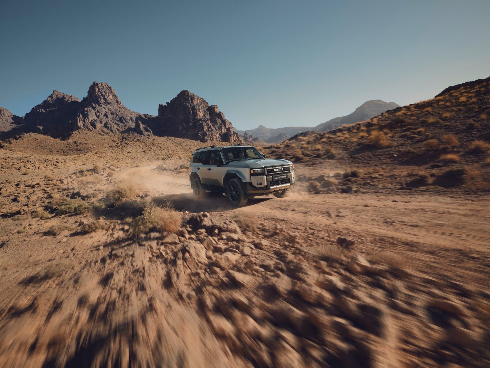 Toyota Land Cruiser Prado çölde arazide ilerlerken