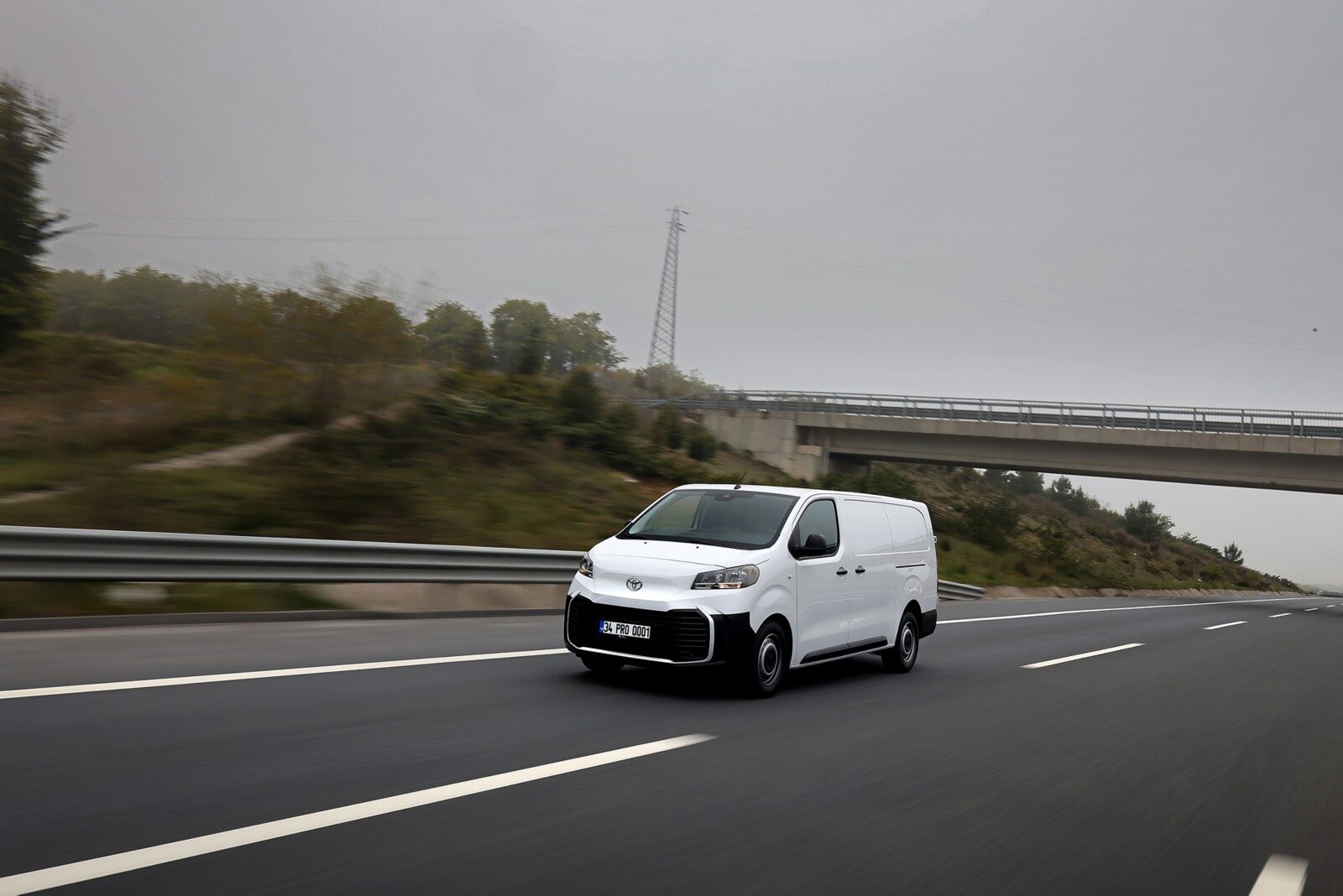 Beyaz Toyota Proace Cargo panelvan otoyolda