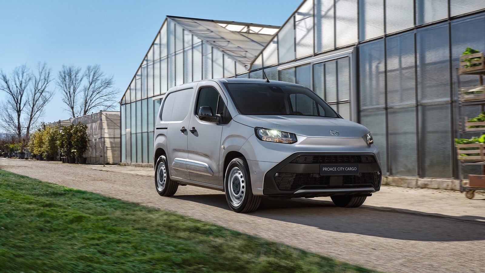 Gri Toyota Proace City Cargo panelvan önden görünüm