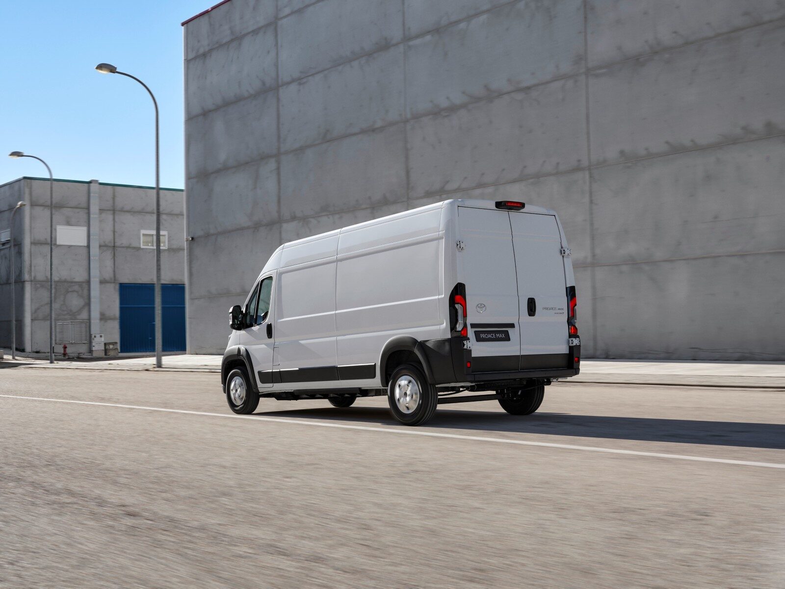 Beyaz Toyota Proace Max panelvan arkadan çapraz görünüm