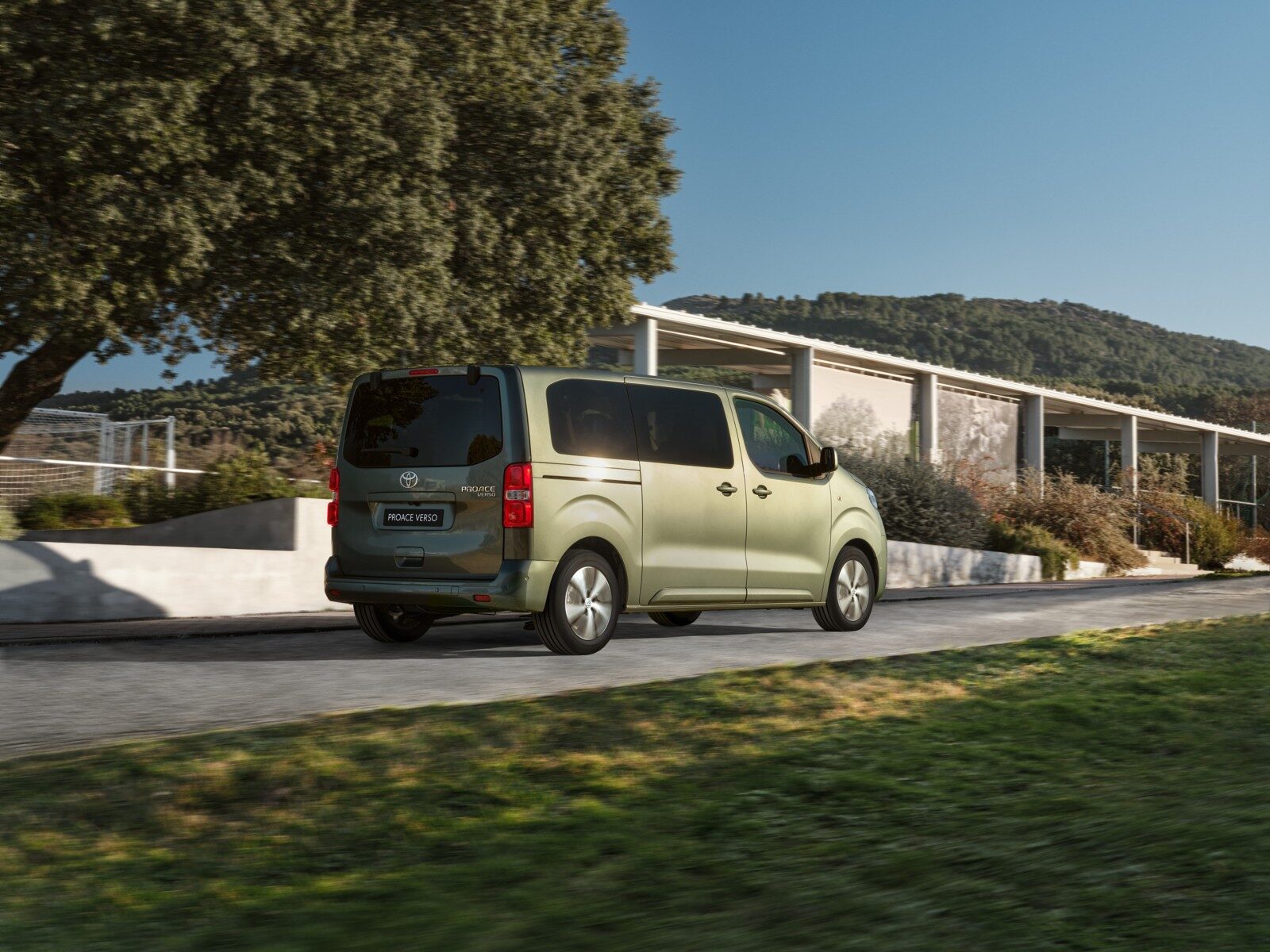 Yeşil Toyota Proace Verso arkadan çapraz görünüm