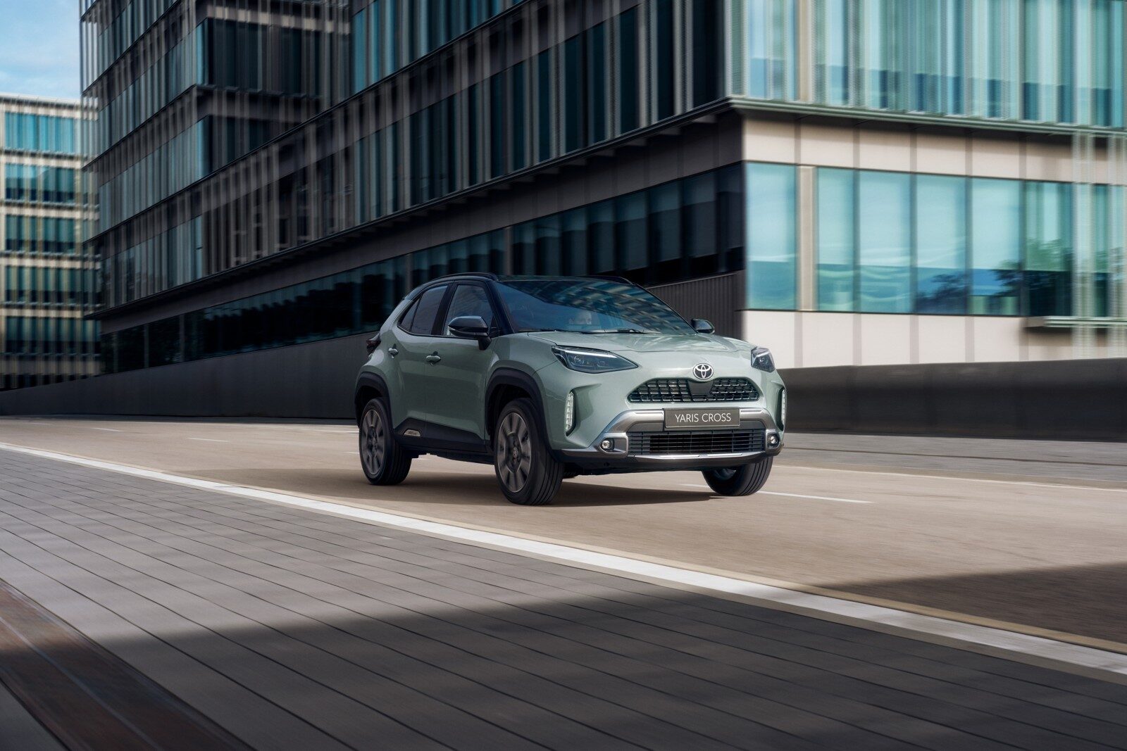 Yeşil Toyota Yaris Cross şehirde önden görünüm