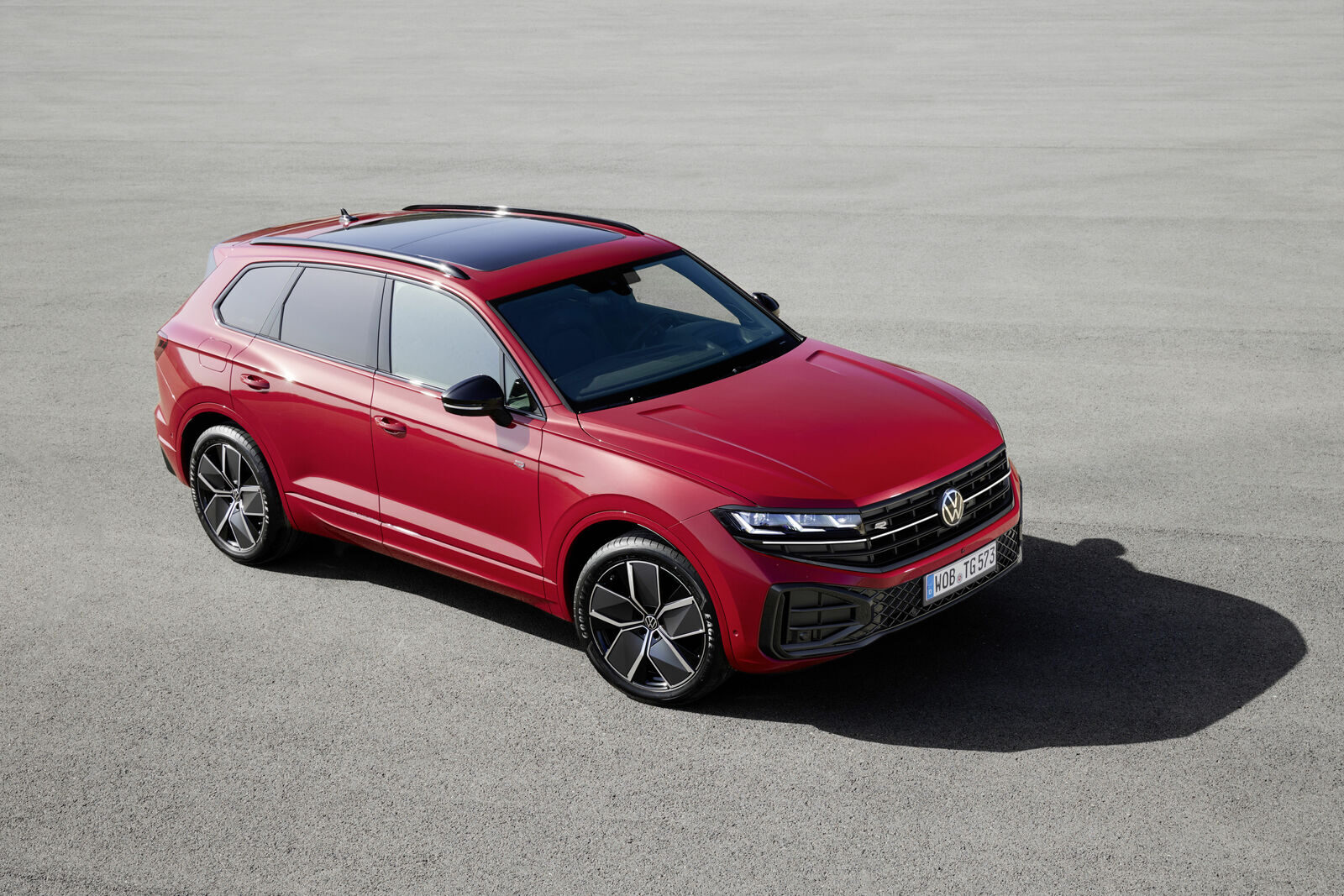 Kırmızı Volkswagen Touareg, yukarıdan önden-yandan görünüm