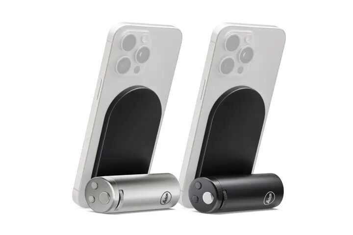 Bild: Leica Leica LUX Grip in Schwarz und Silber an zwei iPhones