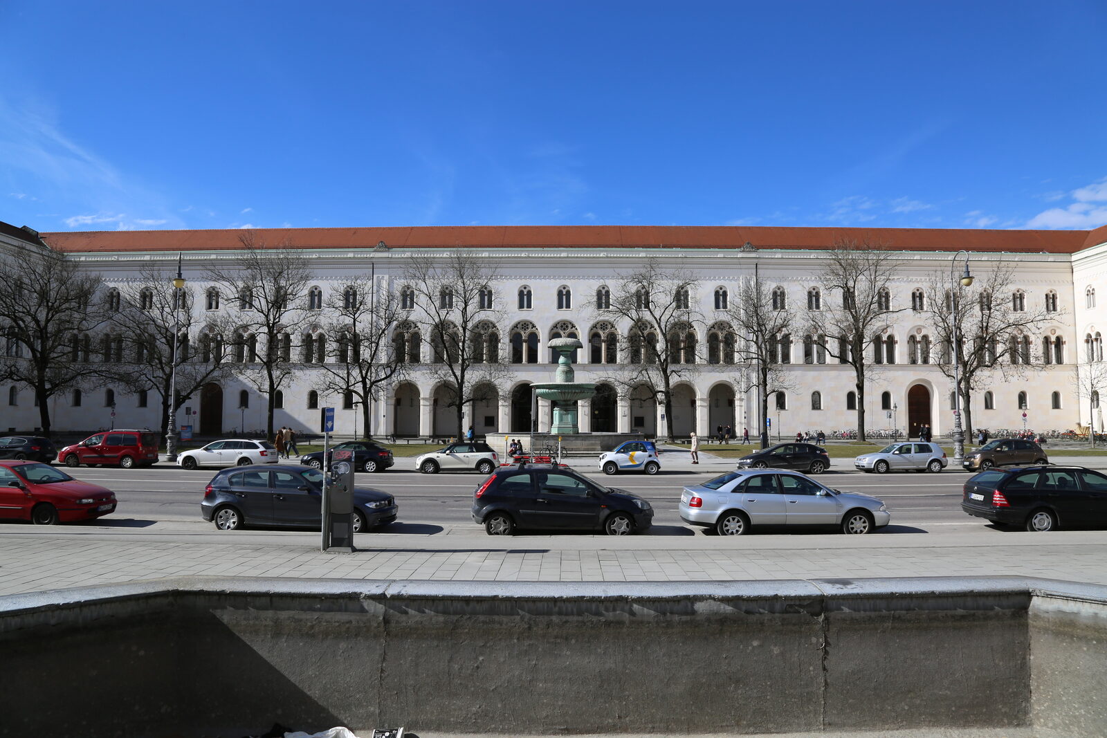 Blick über den Geschwister-Scholl-Platz auf das Hauptgebäude der Ludwig-Maximilians-Universität München