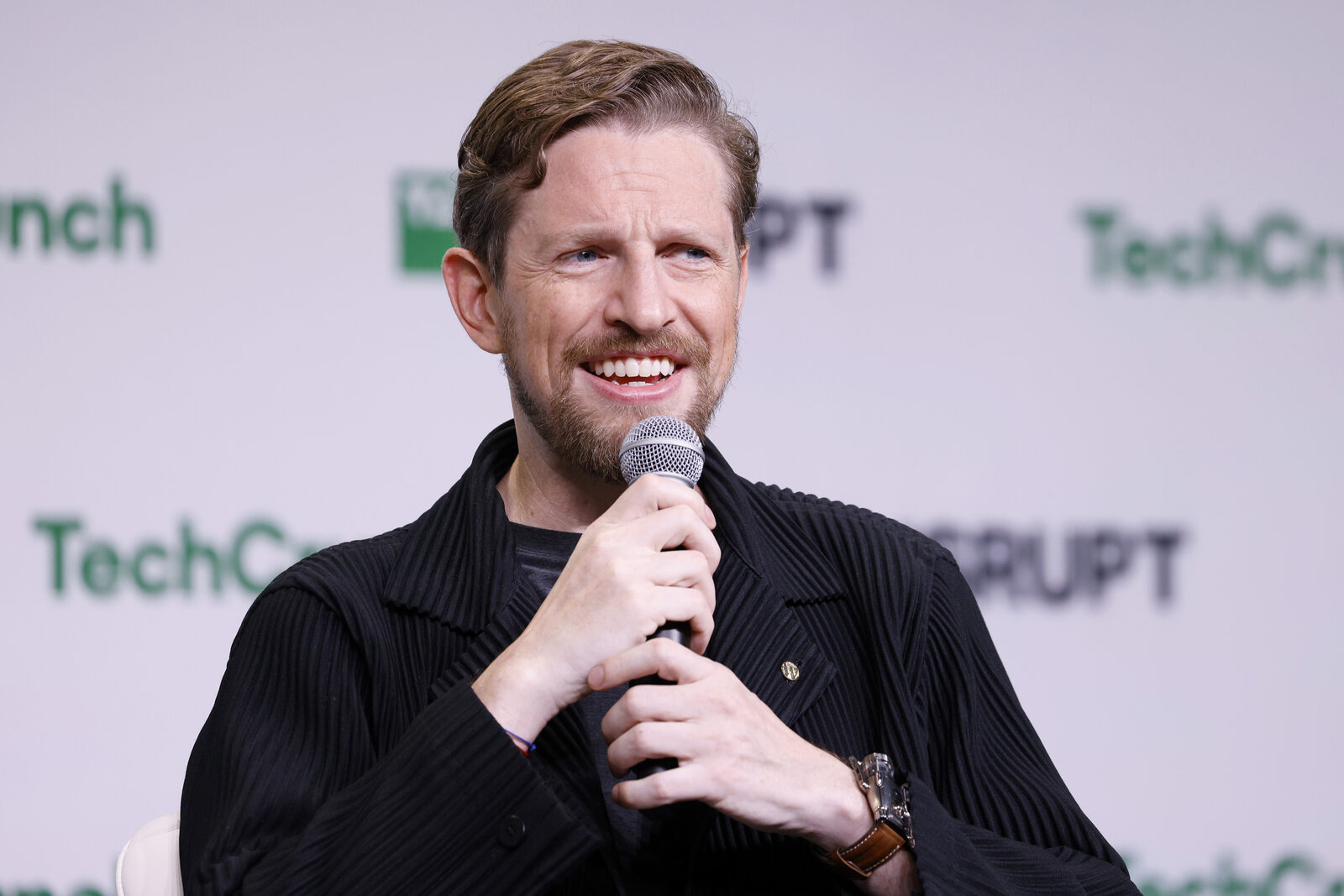Automattic-topman Matt Mullenweg spreekt met microfoon op het podium van TechCrunch Disrupt 2024