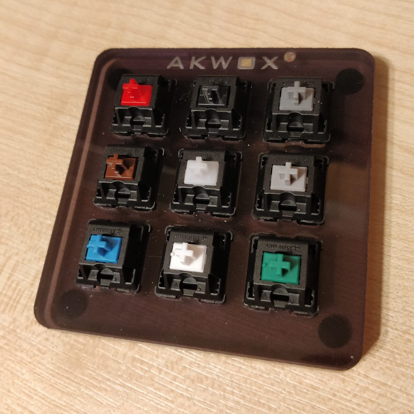 Farklı renkte Cherry MX switch'lerin dizildiği dokuz switch'lik deneme tahtası